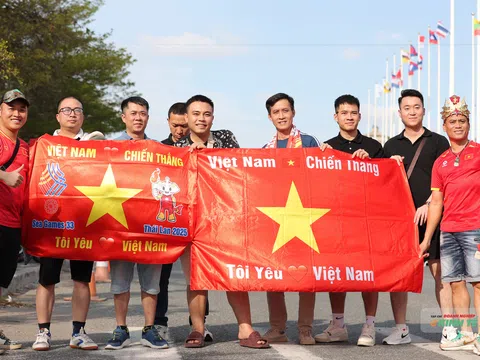 Cổ động viên vượt hàng trăm km tiếp lửa cho đội tuyển nữ Việt Nam tại bán kết SEA Games 33