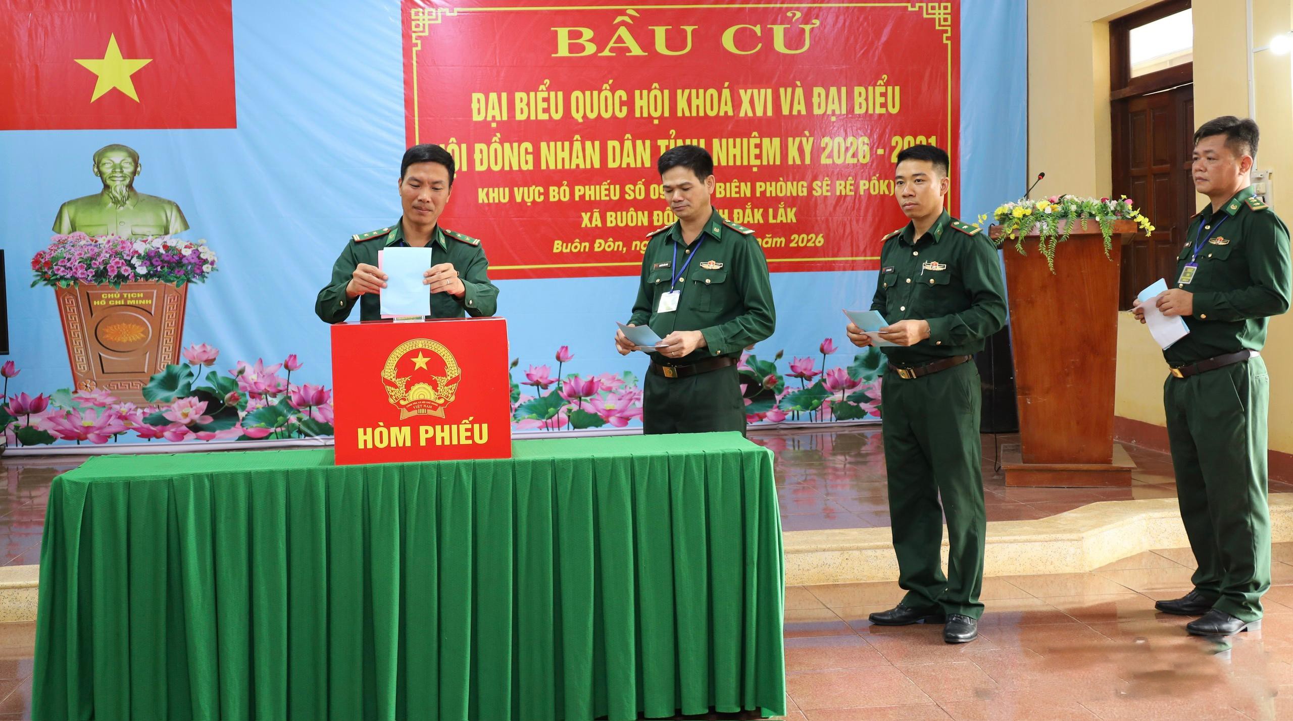 Bí thư Tỉnh ủy Đắk Lắk tham dự bầu cử sớm cùng cử tri Đồn Biên phòng Sê Rê Pốk