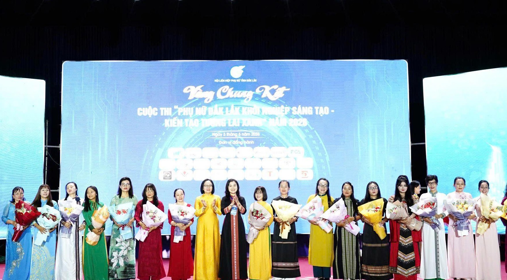 ban-tc-tang-hoa-1780558880.jpg
