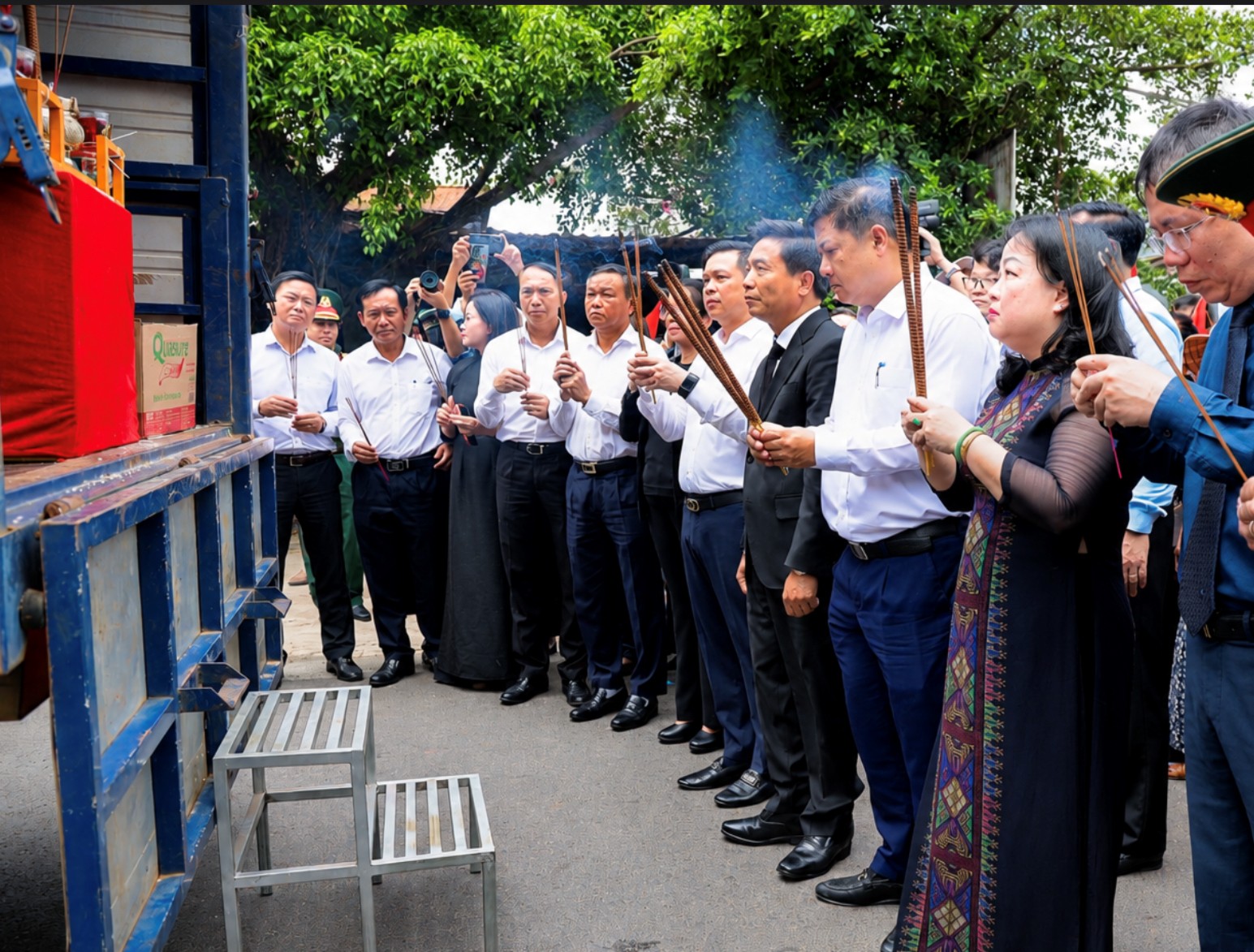 lanh-dao-tinh-dak-lak-thap-huong-truoc-anh-linh-27-anh-hung-liet-si-1780568710.jpg