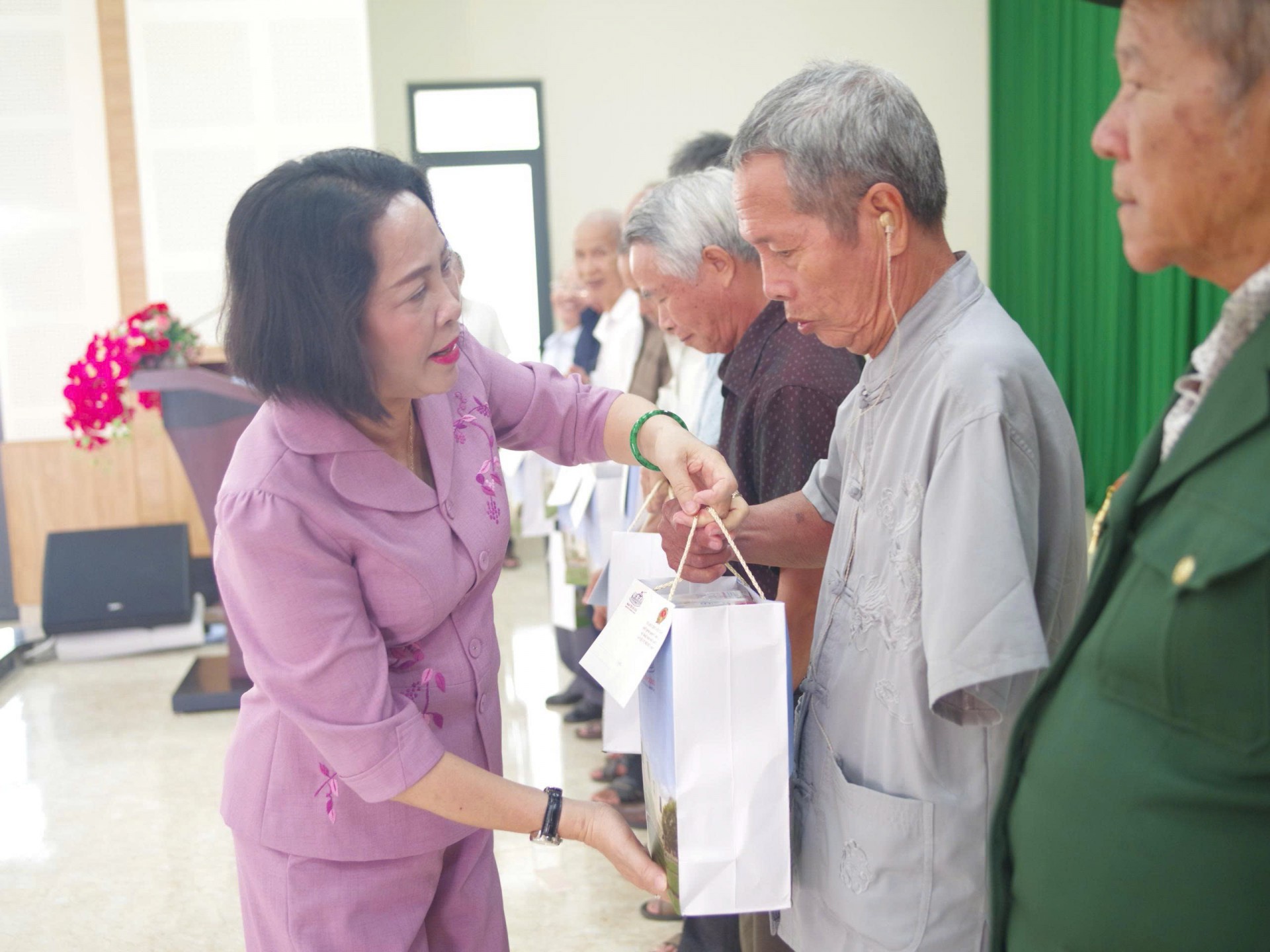 pho-chu-tich-quoc-hoi-nguyen-thi-thanh-tang-qua-1784521546.jpg