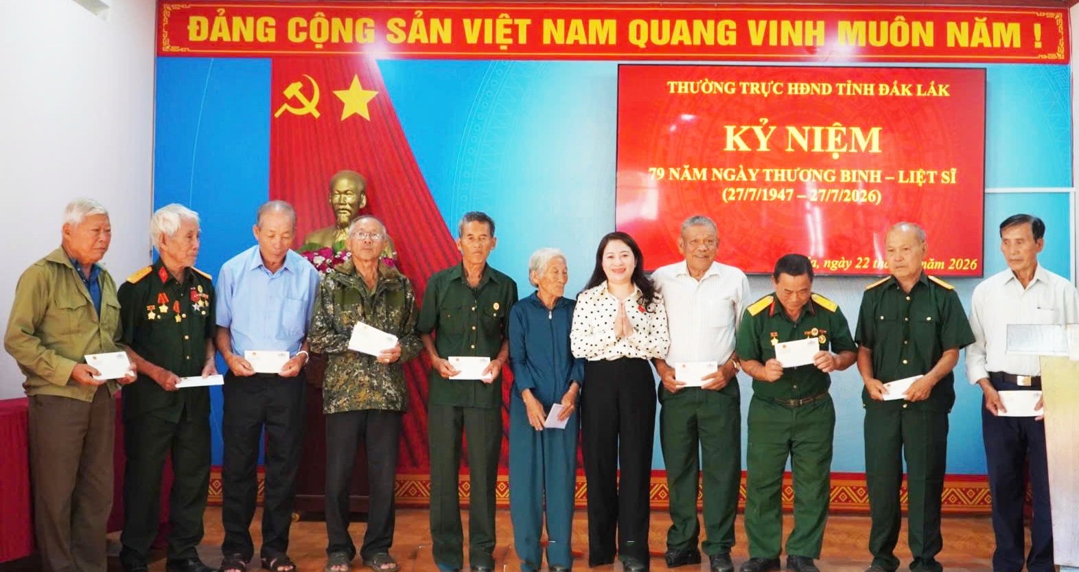 dong-chi-phuc-binh-nie-kdam-pho-chu-tich-hdnd-tinh-tang-qua-cho-cac-gia-dinh-chinh-sach-1784784761.jpg