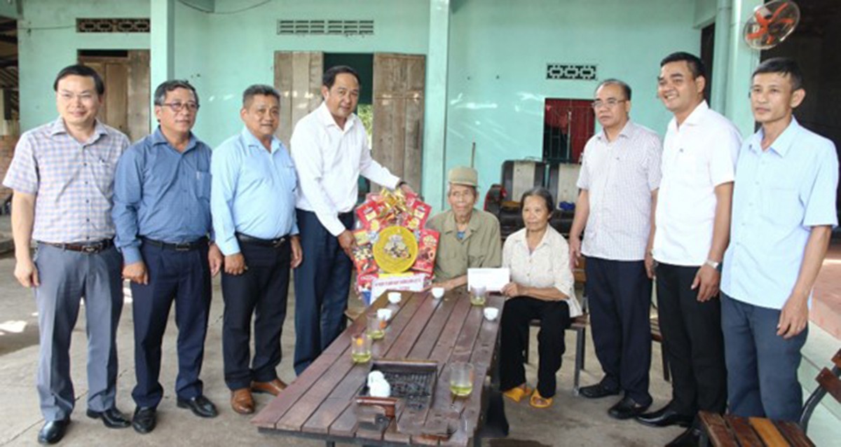 pho-chu-tich-ubnd-tinh-y-nhuan-bya-cung-doan-cong-tac-tham-tang-qua-thuong-binh-cao-minh-nhung-thon-7-xa-ea-knop-1784784751.jpg