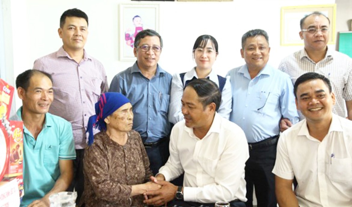 pho-chu-tich-ubnd-tinh-y-nhuan-bya-tham-hoi-suc-khoe-thuong-binh-le-thi-xo-thon-6-xa-ea-knop-1784784767.jpg