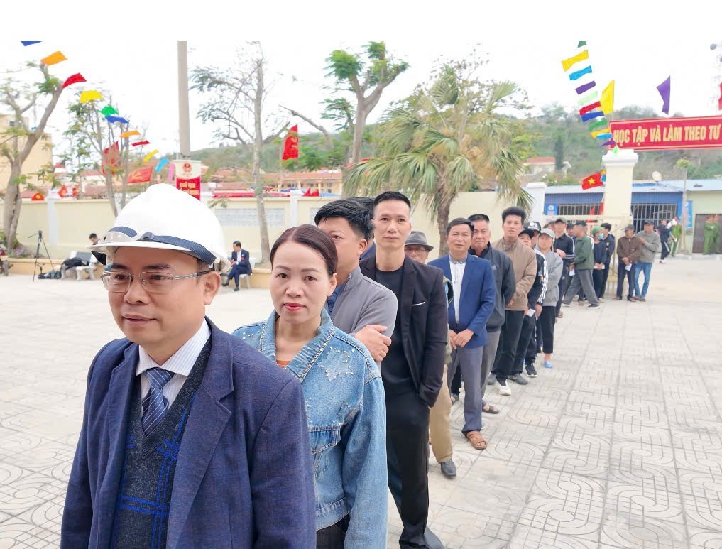 Quân và dân đặc khu Bạch Long Vĩ nô nức đi bỏ phiếu trong ngày hội toàn dân