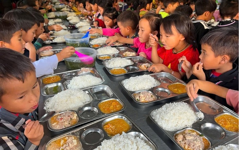 Tùy điều kiện thực tế, các điểm trường trực thuộc cũng được hưởng kinh phí hỗ trợ tổ chức bữa ăn trưa theo quy định.