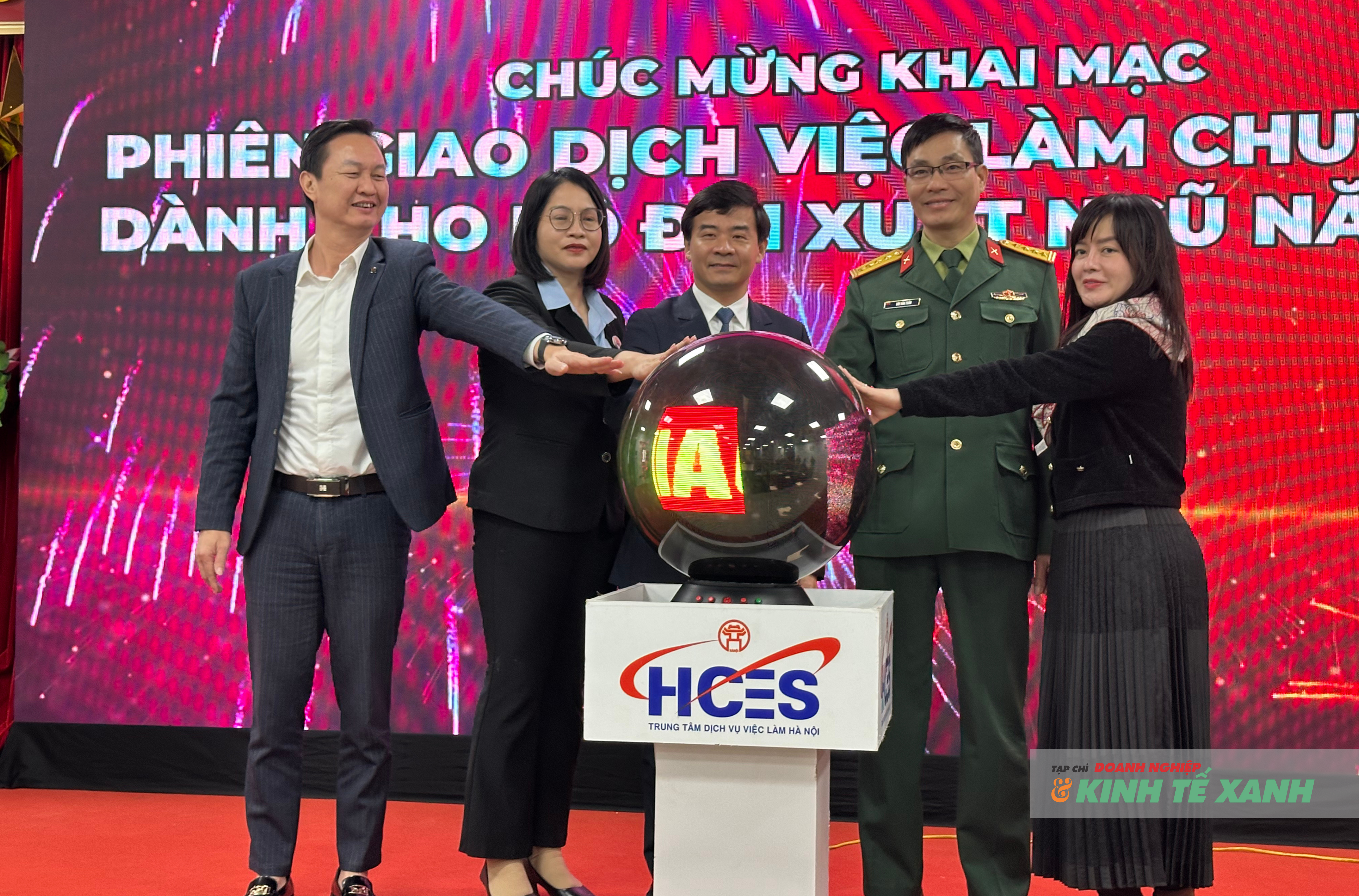 Lãnh đạo Sở Nội vụ TP Hà Nội và Bộ Tư lệnh Thủ đô Hà Nội thực hiện nghi thức bấm nút khai trương Phiên giao dịch việc làm chuyên đề dành cho bộ đội xuất ngũ năm 2025.