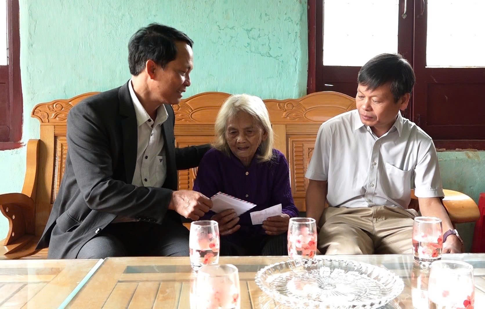 Quảng Ngãi: Mang thùng phiếu đến tận nhà giúp Mẹ Việt Nam anh hùng bỏ phiếu