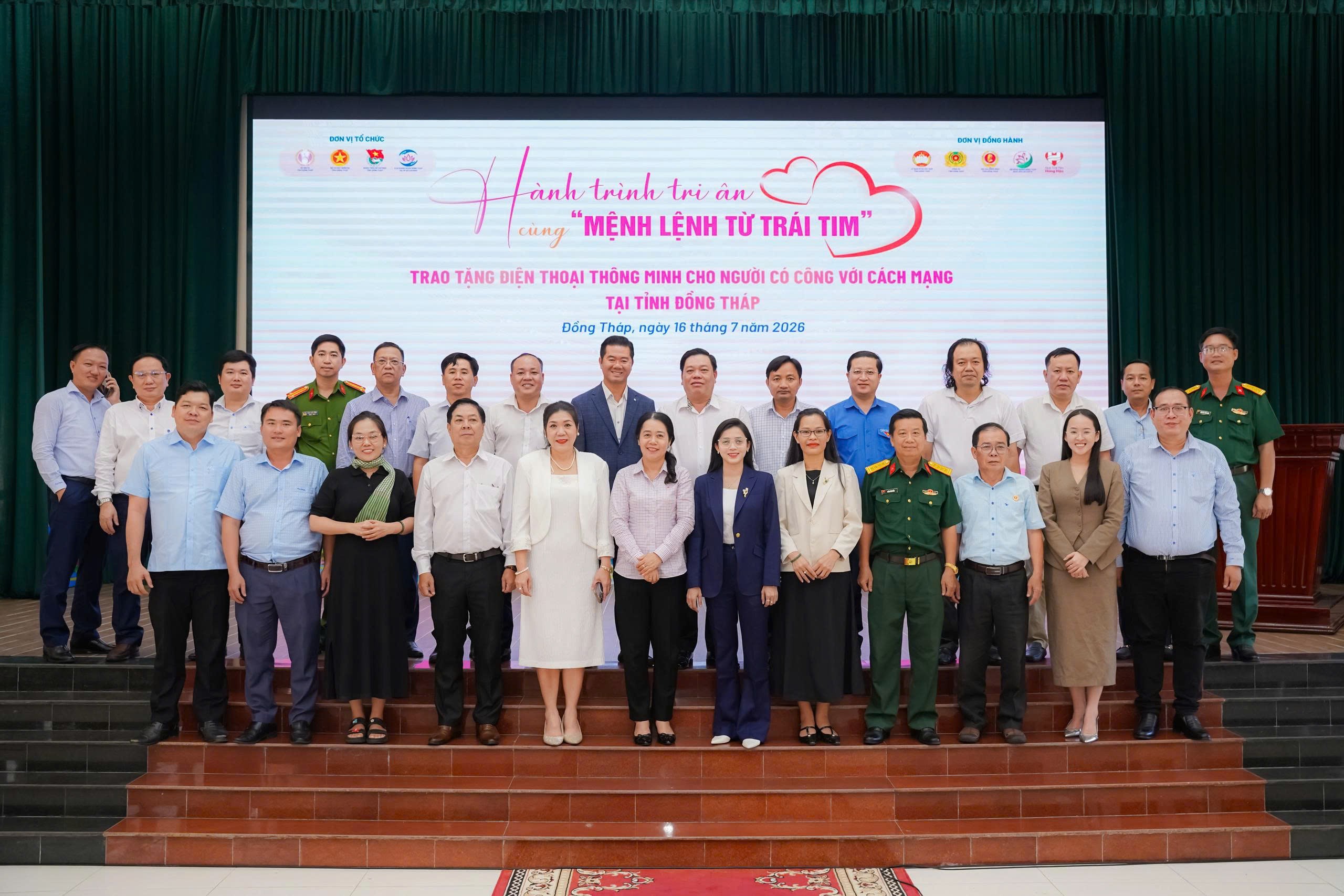 Đồng Tháp trao 229 điện thoại thông minh cho người có công, lan tỏa nghĩa tình trong hành trình chuyển đổi số - Ảnh 18