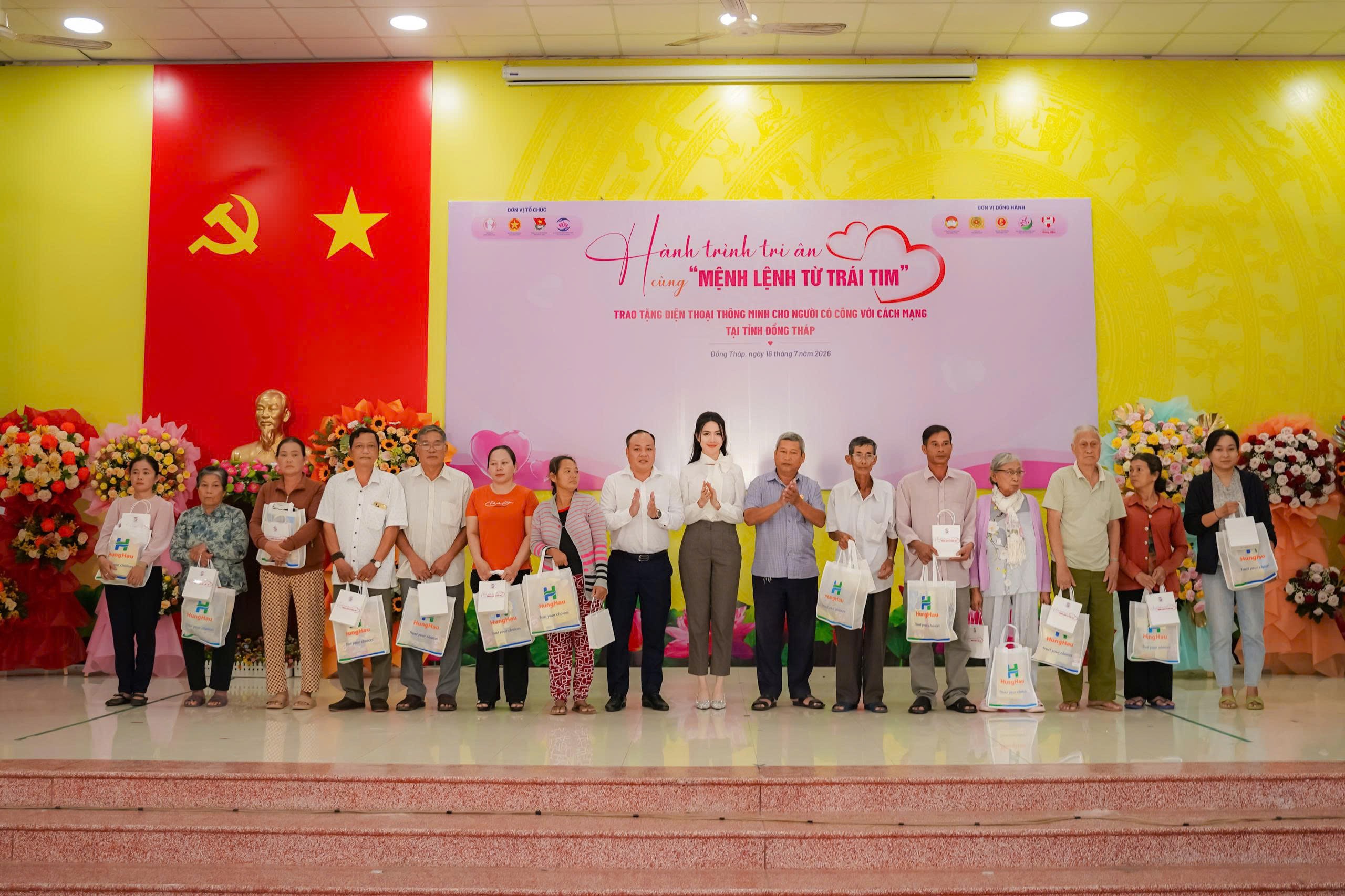 Đồng Tháp trao 229 điện thoại thông minh cho người có công, lan tỏa nghĩa tình trong hành trình chuyển đổi số - Ảnh 16