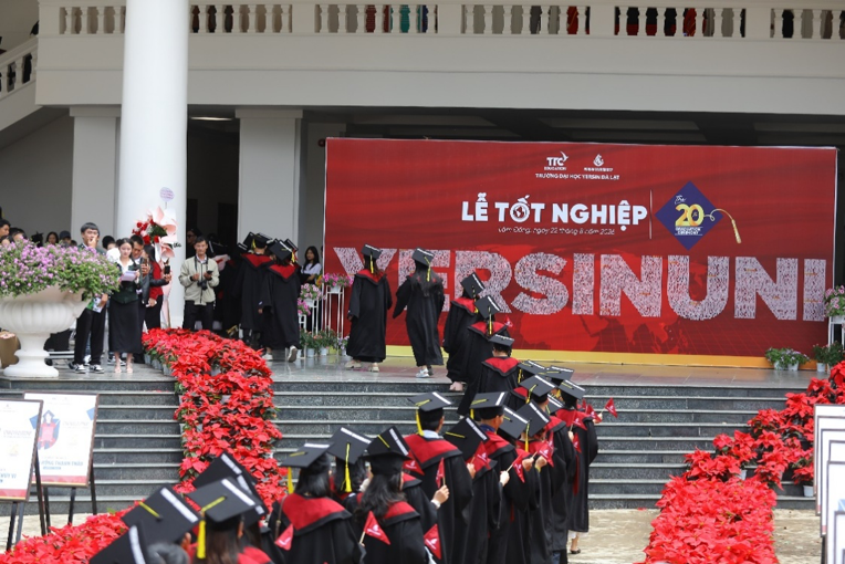 YersinUni tổ chức lễ tốt nghiệp lần thứ 20, vinh danh 886 tân khoa - Ảnh 1