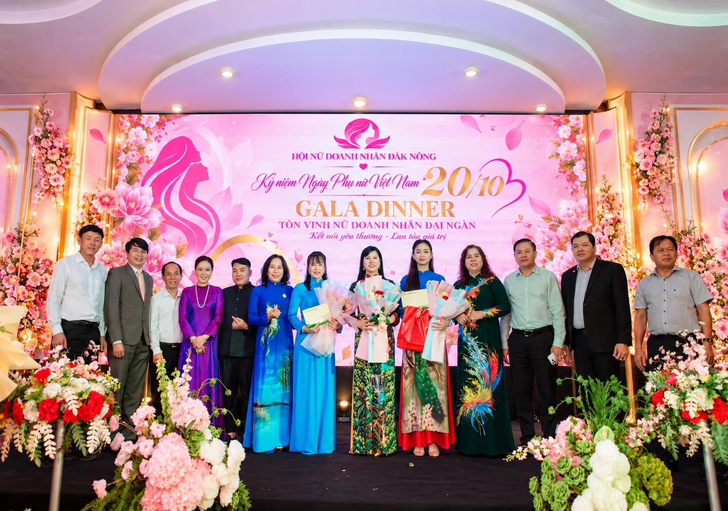 Hội Nữ doanh nhân Đắk Nông kết nối doanh nghiệp, tôn vinh nữ doanh nhân qua tà áo dài - Ảnh 6