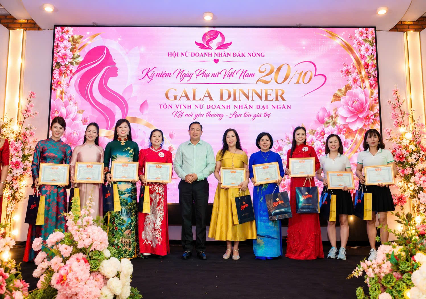 Hội Nữ doanh nhân Đắk Nông kết nối doanh nghiệp, tôn vinh nữ doanh nhân qua tà áo dài - Ảnh 11