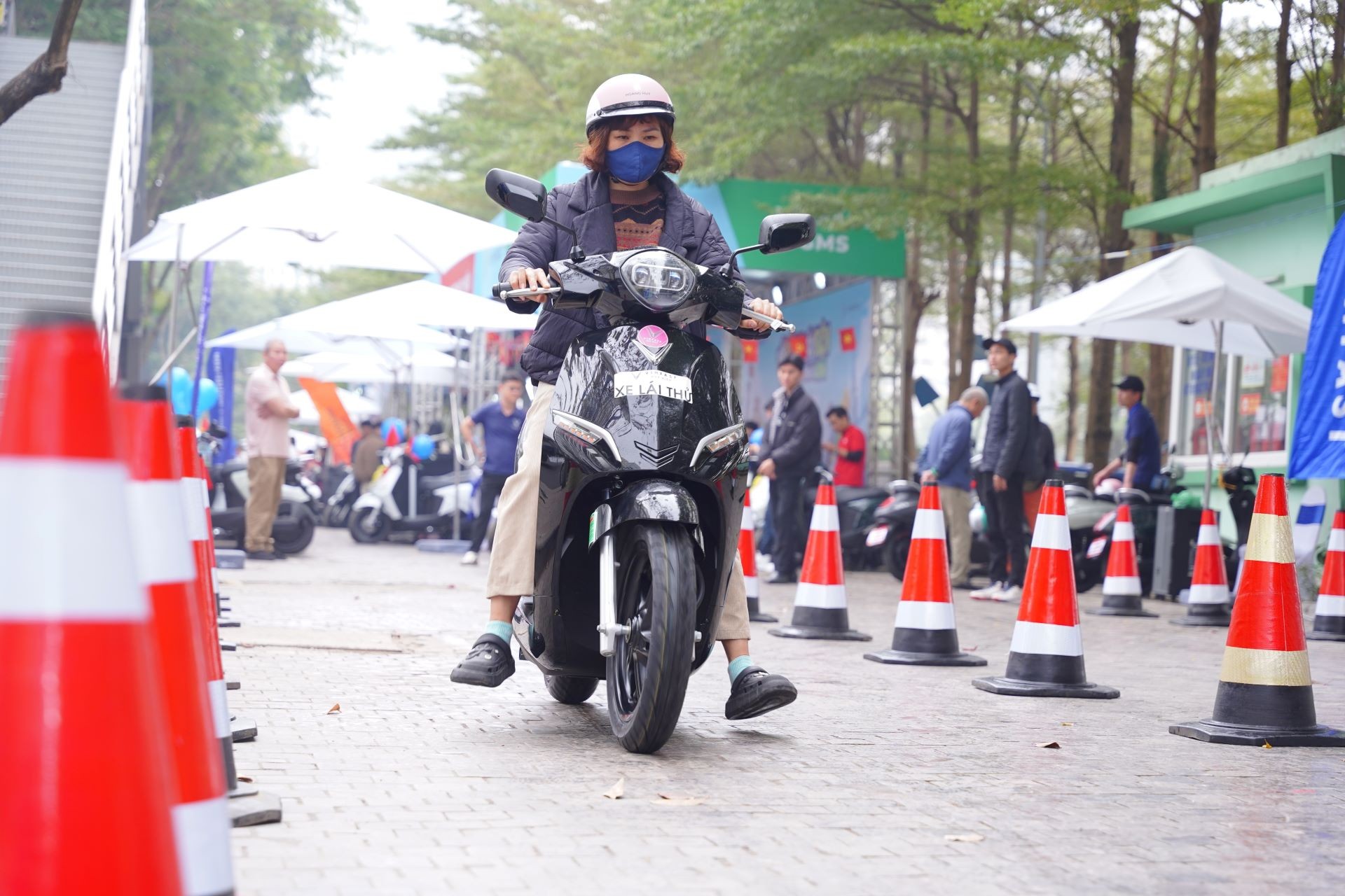 Đổi xăng lấy điện: Người dân Hà Nội xếp hàng “chia tay” xe máy xăng