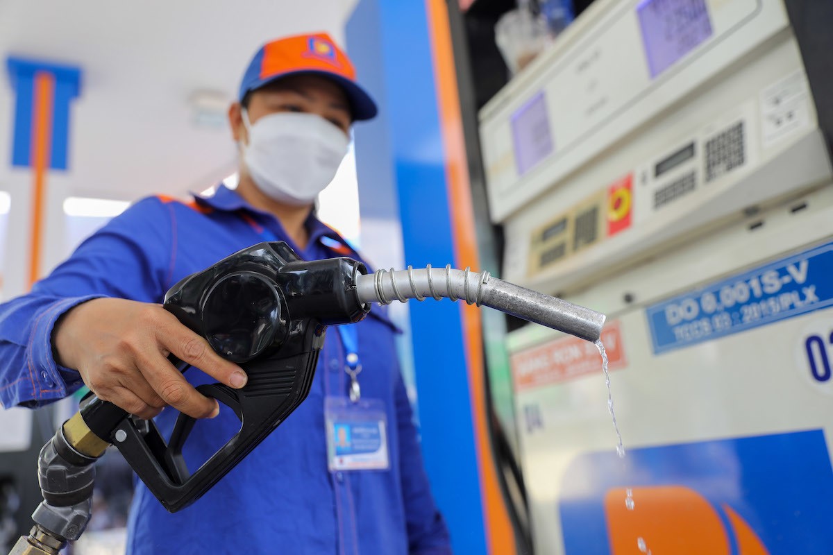 gia-xang-tiep-tuc-leo-thang-dau-diesel-quay-dau-giam-tu-chieu-75-1778217787.jpg