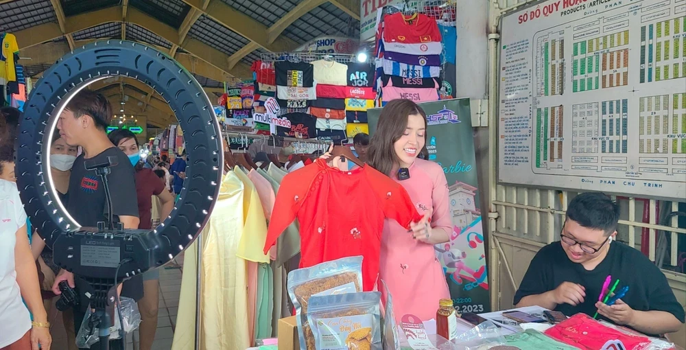 tiep-thi-lien-ket-but-pha-mo-them-du-dia-cho-thuong-mai-dien-tu-viet-nam-1783593588.webp