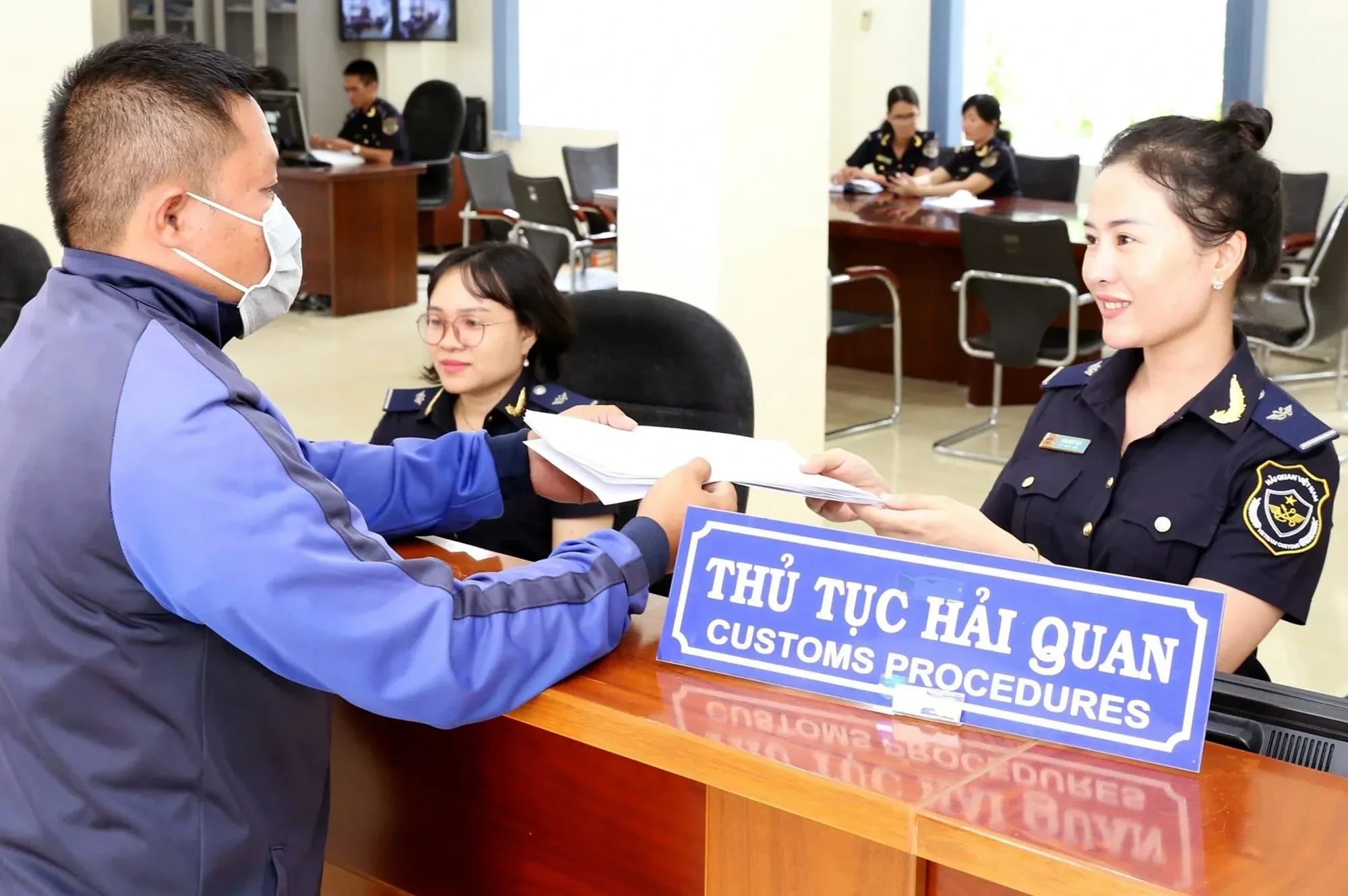 bo-tai-chinh-bai-bo-7-thu-tuc-hai-quan-don-gian-hoa-quan-ly-hang-mien-thue-1785571048.webp