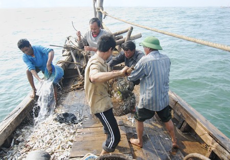 Ngư dân Sóc Trăng ứng phó trước sức ép giá xăng dầu tăng mạnh