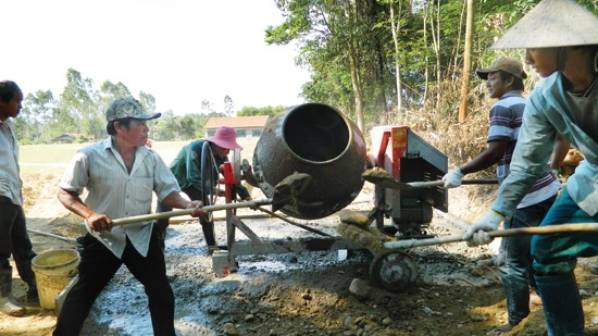 Quảng Ngãi hỗ trợ trên 47.000 tấn xi măng làm đường giao thông nông thôn