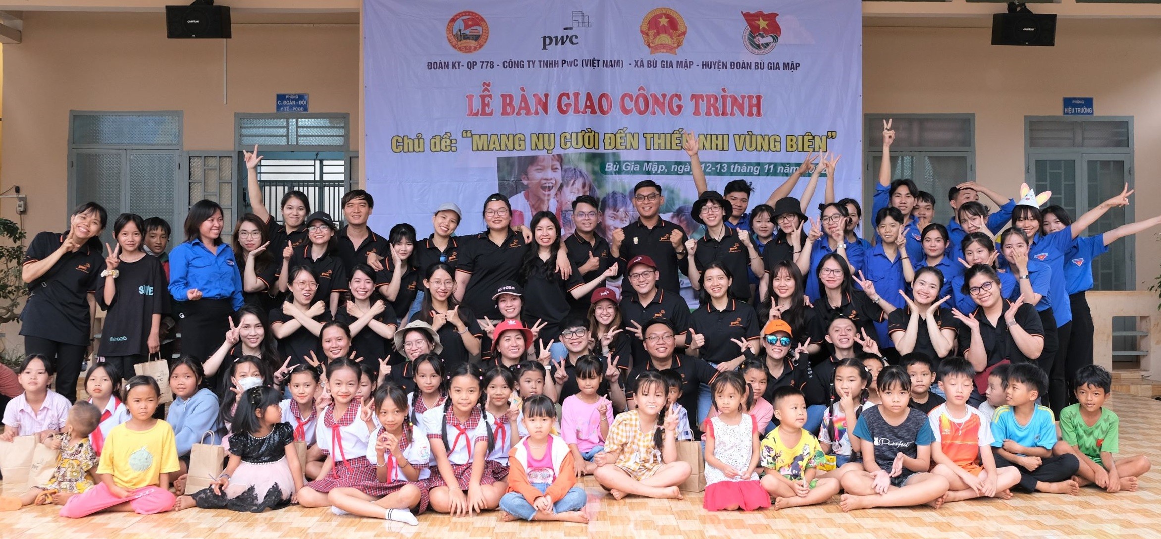 cac-em-nho-chup-hinh-cung-doan-tinh-nguyen-pwc-viet-nam-1668438797.jpg