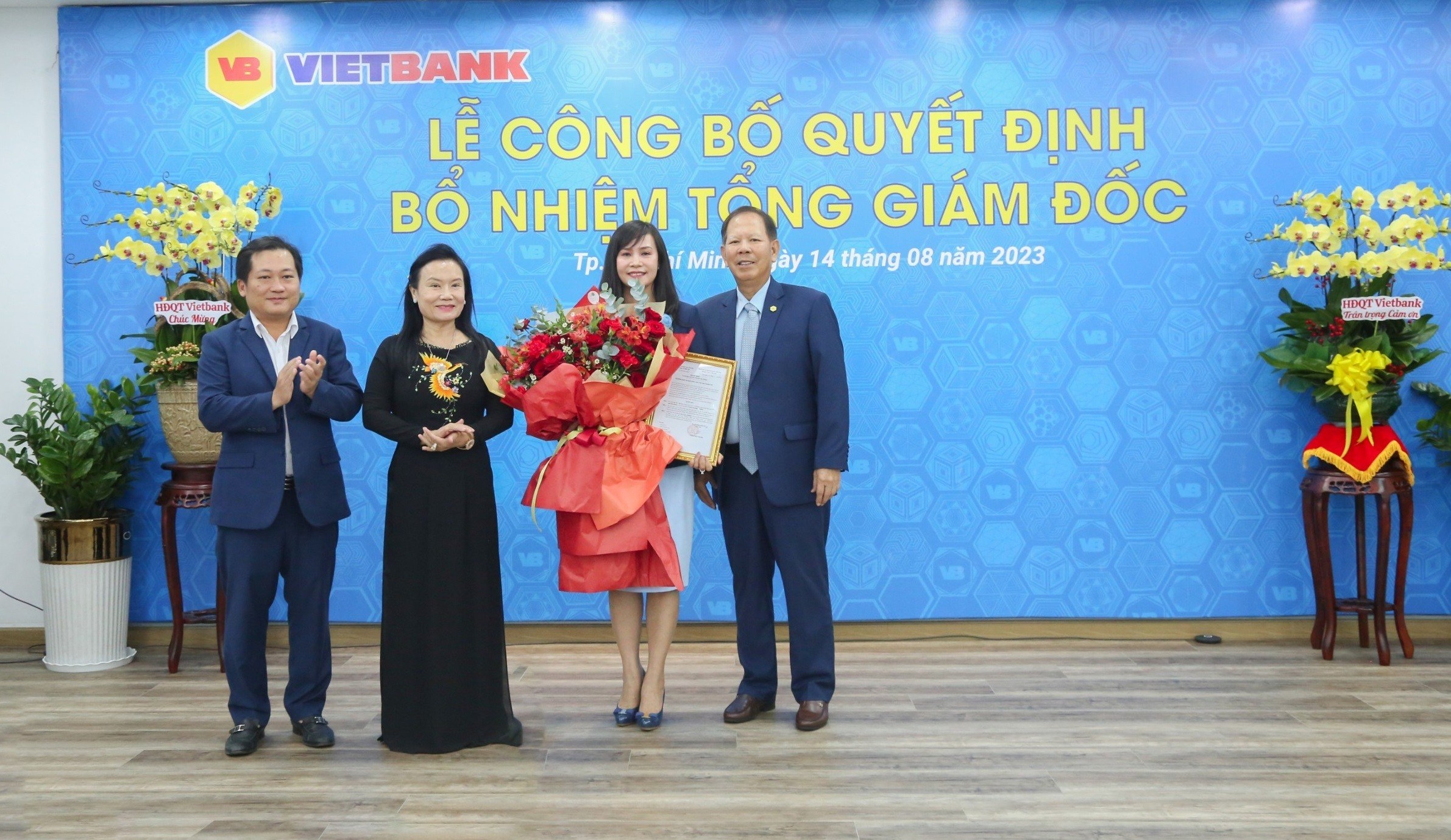 hinh-1-bld-vietbank-trao-hoa-va-quyet-dinh-bo-nhiem-ba-tran-tuan-anh-1692058036.jpg