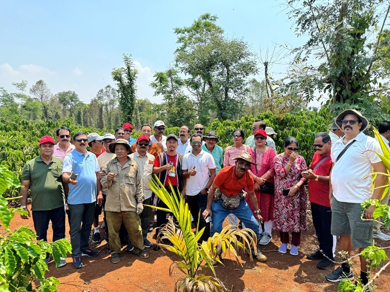 du-khach-nuoc-ngoai-trai-nghiem-du-lich-vuon-ca-phe-tim-hieu-quy-trinh-trong-va-che-bien-ca-phe-tai-xa-ea-kao-tp-buon-ma-thuot-1714294434.jpg