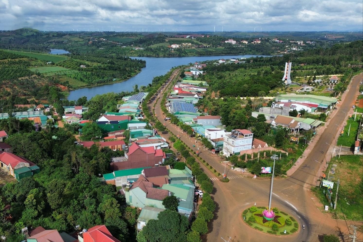 huyen-tuy-duc-duoc-dau-tu-nang-cap-ve-ha-tang-giao-thong-de-ket-noi-den-cac-dia-phuong-khac-1714363976.jpg