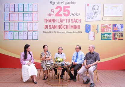 tu-sach-ho-chi-minh-03-1716082754.jpg