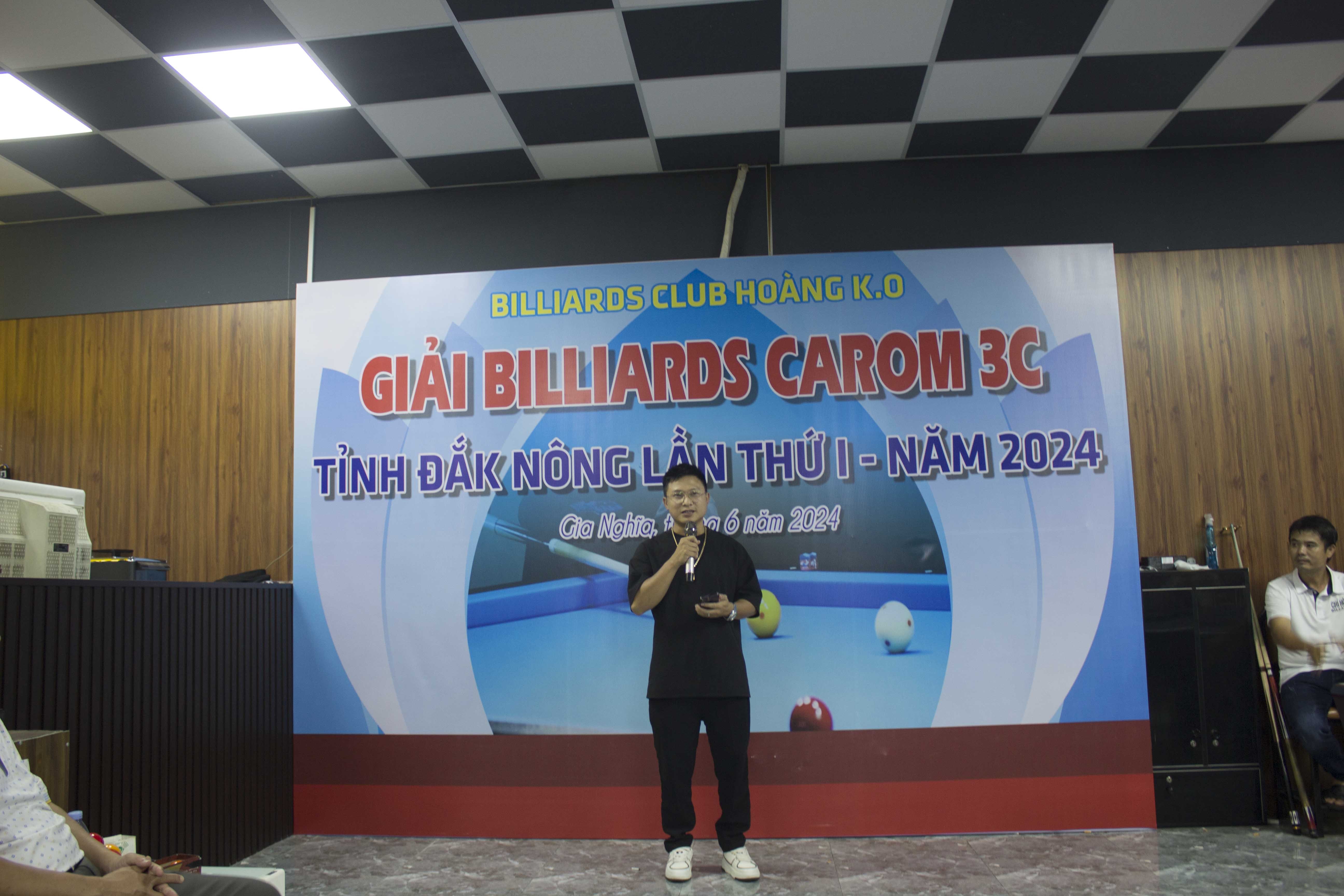 ong-la-van-hoang-chu-nhiem-clb-billiards-hoang-ko-phat-bieu-tong-ket-giai-dau-1717384853.jpg