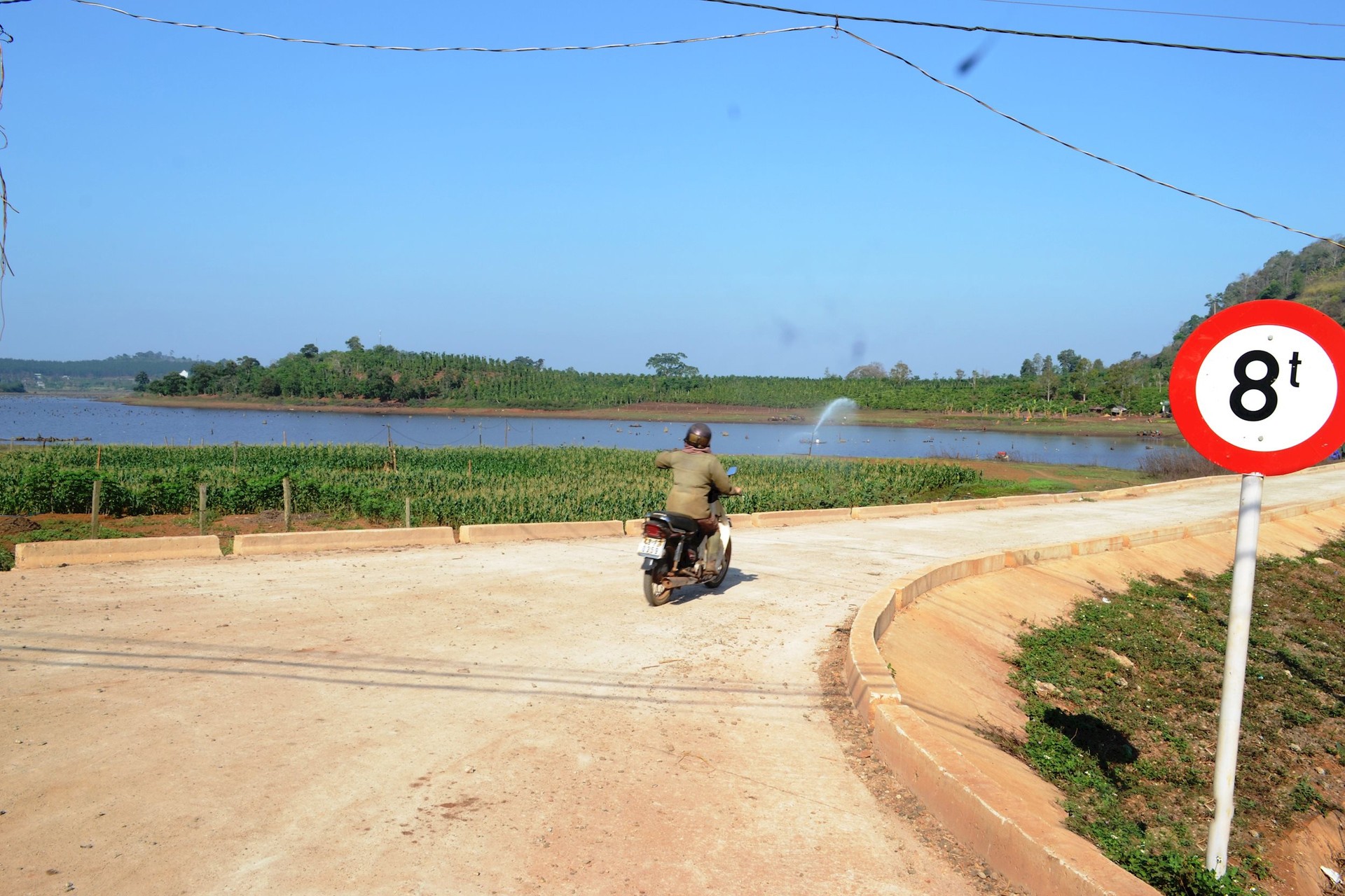 he-thong-duong-thon-bon-xa-thuan-an-huyen-dak-mil-duoc-cung-hoa-tao-dieu-kien-di-lai-thuan-loi-cho-nguoi-dan-1718616496.jpg