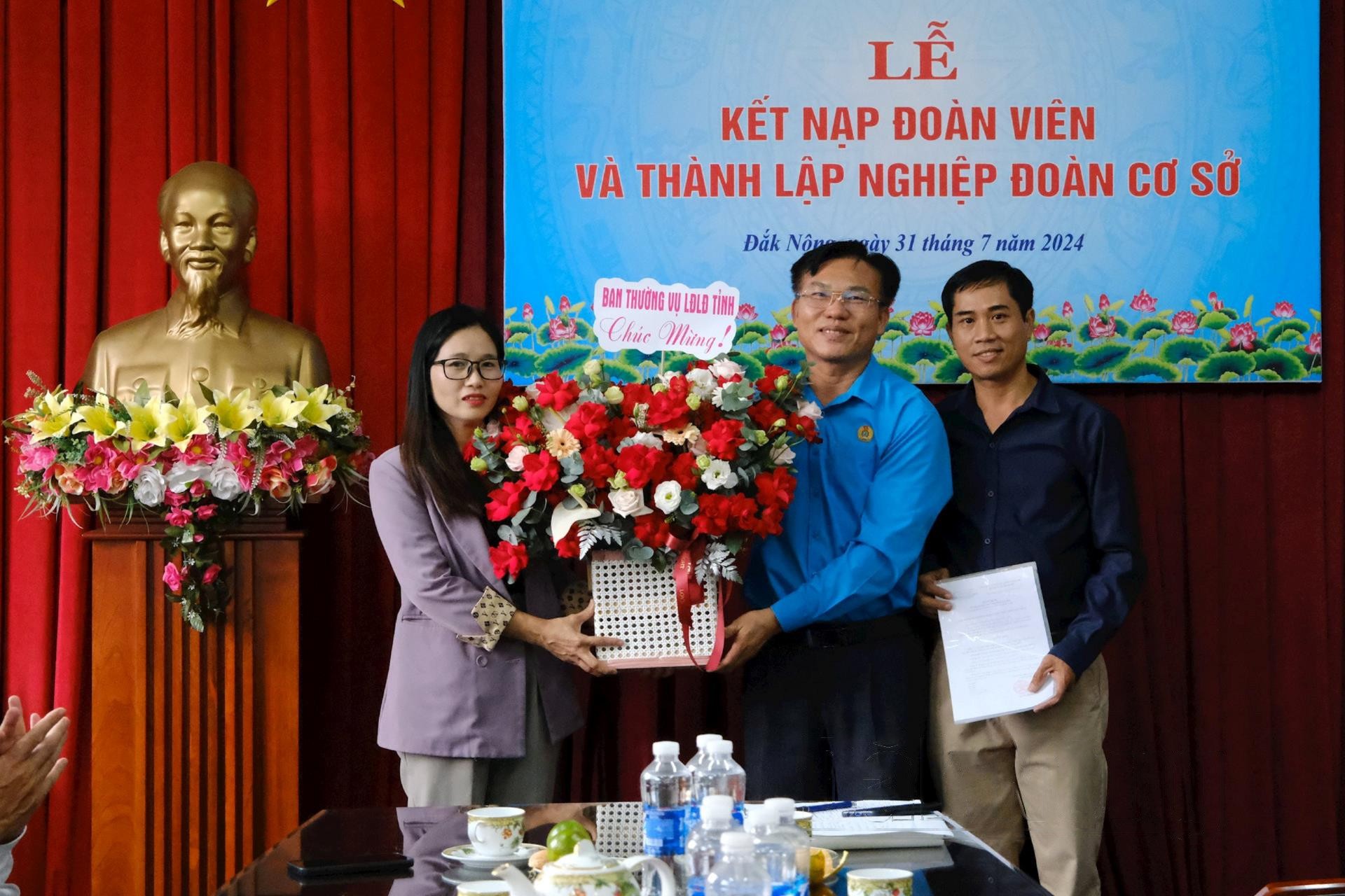 dai-dien-lanh-dao-lien-doan-lao-dong-tinh-tang-hoa-chuc-mung-ban-chap-hanh-nghiep-doan-lam-thoi-1722501542.jpg