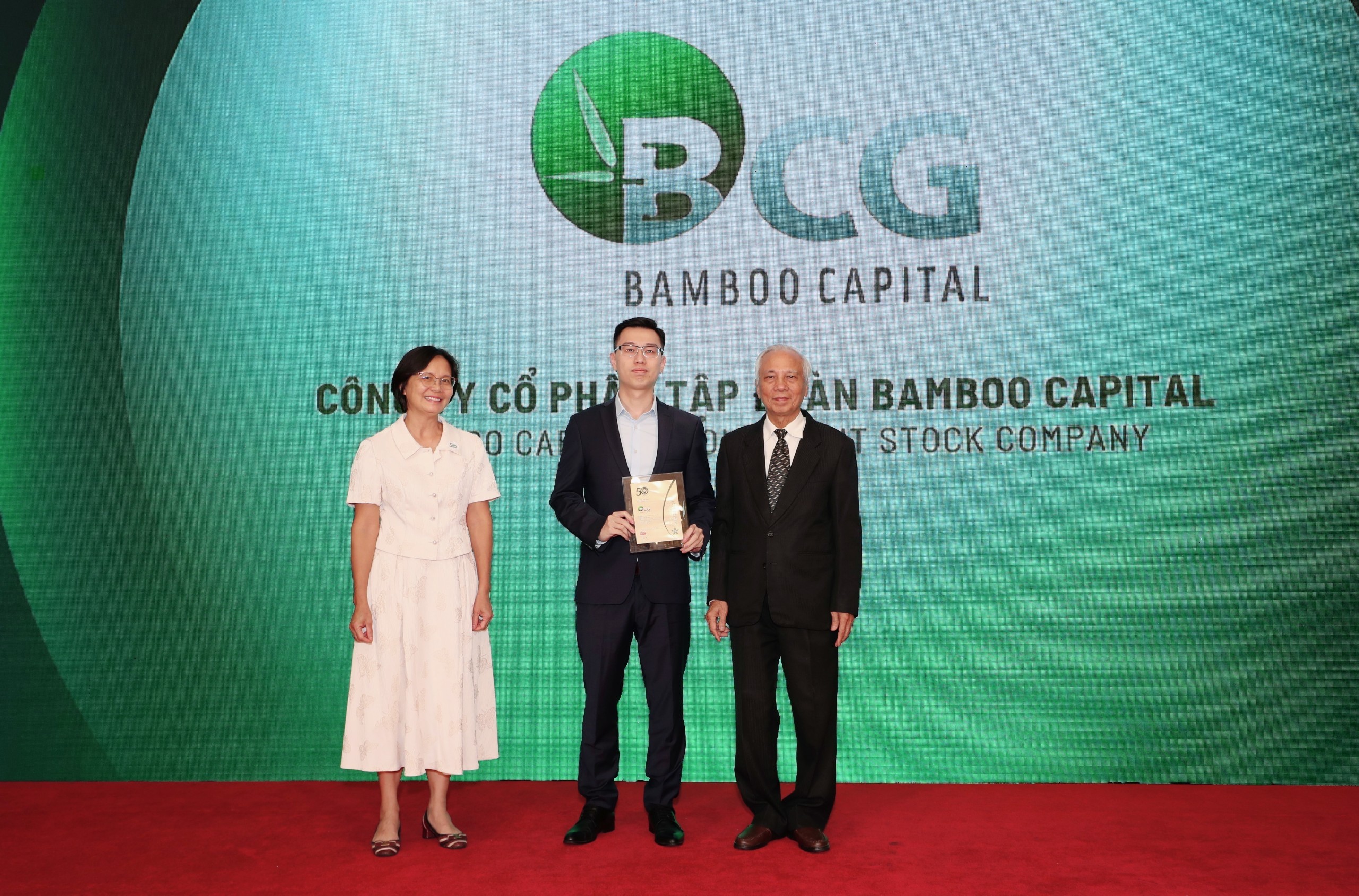 ong-nguyen-tung-lam-ceo-bamboo-capital-nhan-giai-thuong-top-50-doanh-nghiep-phat-trien-ben-vung-2024-1722920664.jpg