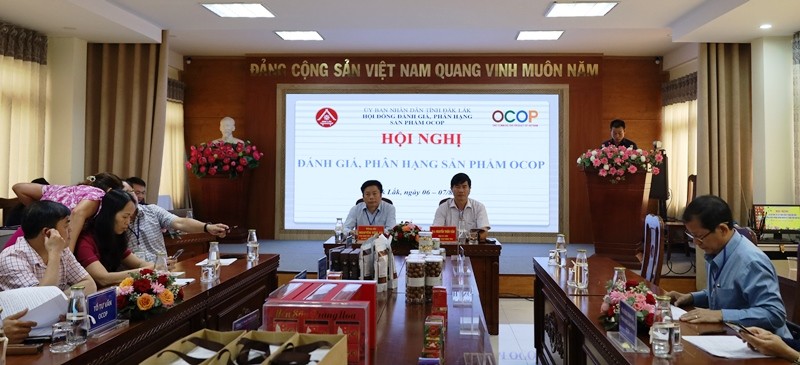 thanh-vien-hoi-dong-ocop-cap-tinh-danh-gia-phan-hang-cac-san-pham-ocop-1722957946.jpg