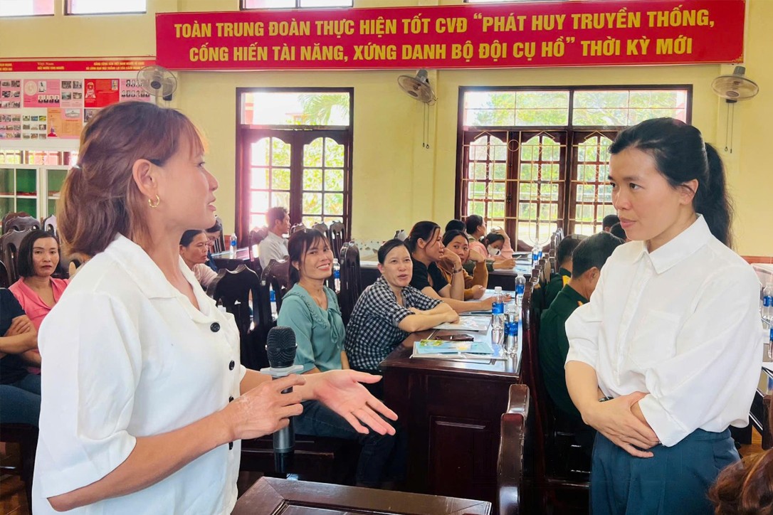 can-bo-trung-tam-dich-vu-ky-thuat-nong-nghiep-huyen-tuy-duc-trao-doi-voi-cac-ho-dan-ve-ky-thuan-cham-soc-cay-bo-1723606382.jpg