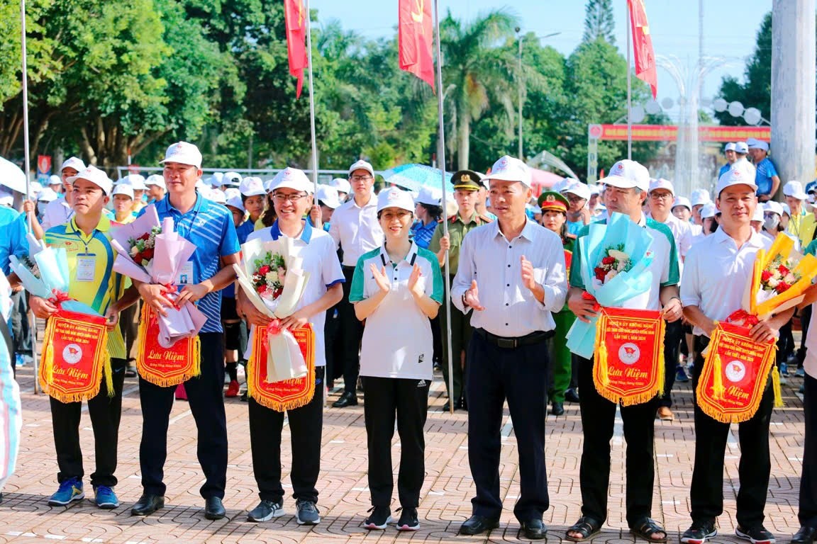 ba-nguyen-thi-thu-an-bi-thu-huyen-uy-krong-nang-trao-co-luu-niem-tang-cac-doan-van-dong-vien-tham-gia-hoi-thao-1724407334.jfif