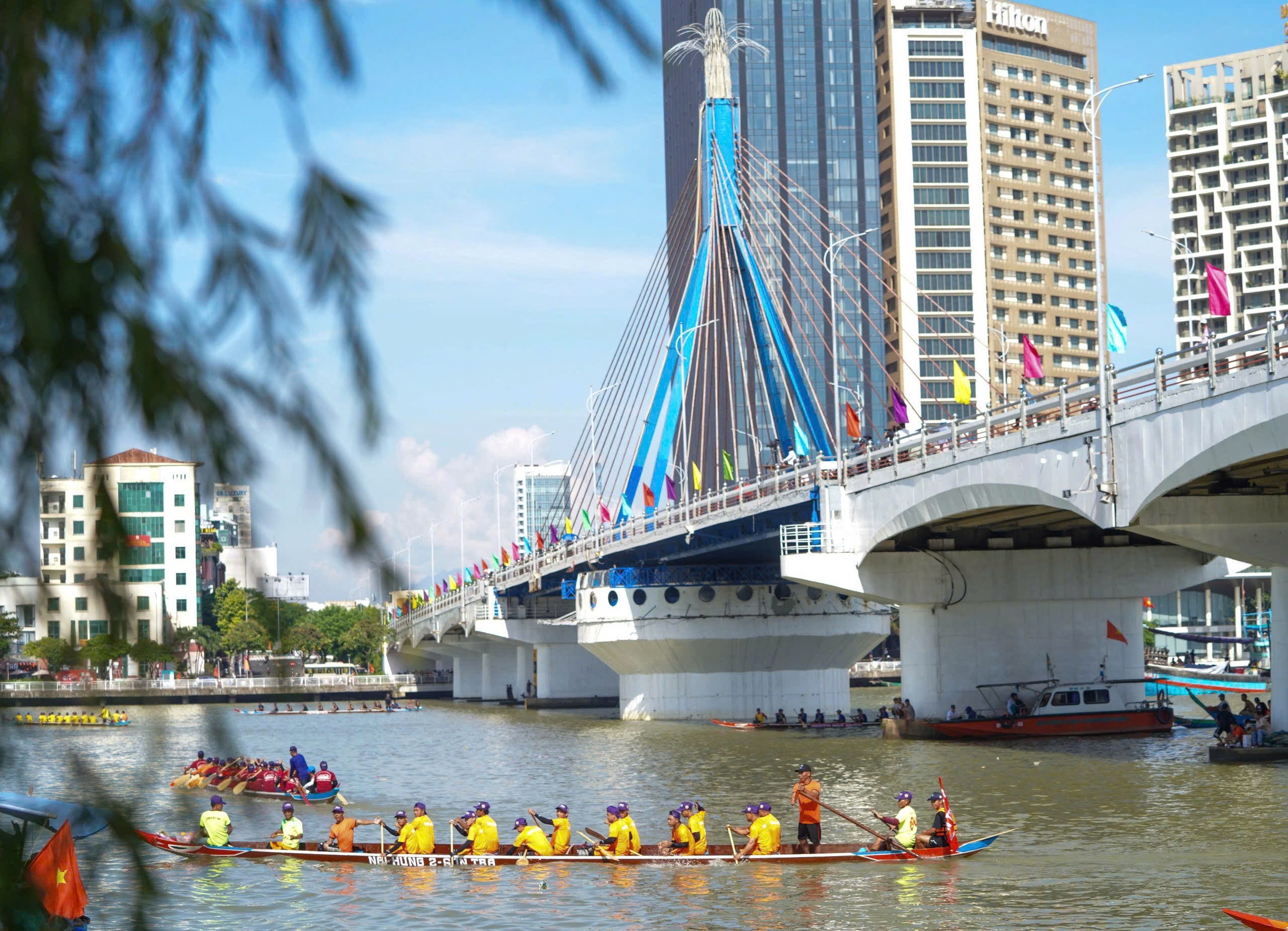 giai-dua-thuyen-truyen-thong-tren-song-han-da-tro-thanh-hoat-dong-thuong-nien-mang-dam-net-van-hoa-cua-nguoi-dan-da-nang-quang-nam-1725180684.jpg