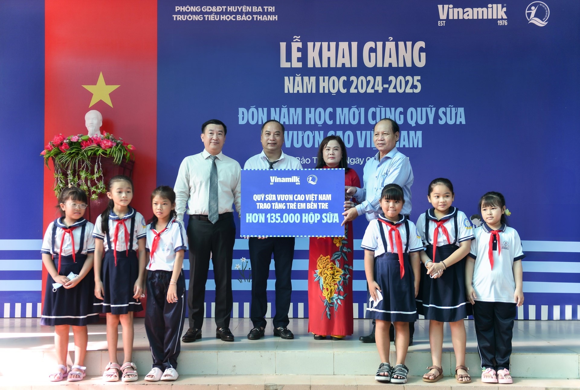 vinamilk-trao-tang-gan-200000-hop-sua-nhan-ngay-khai-giang-2-1726105963.jpg