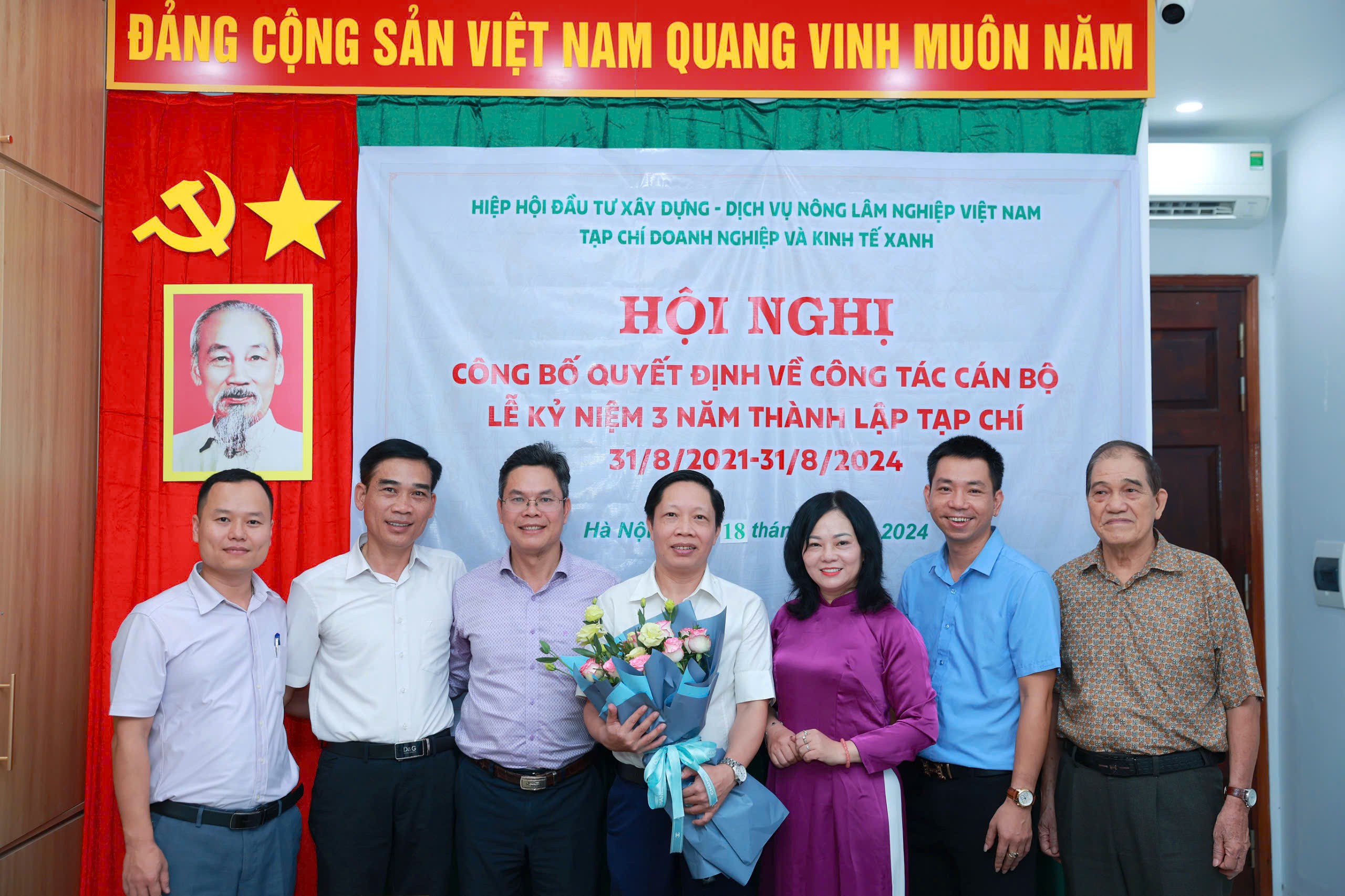 Tạp chí Doanh nghiệp và Kinh tế xanh đã tổ chức lễ công bố quyết định bổ nhiệm lãnh đạo chủ chốt. Ảnh Anh Đức