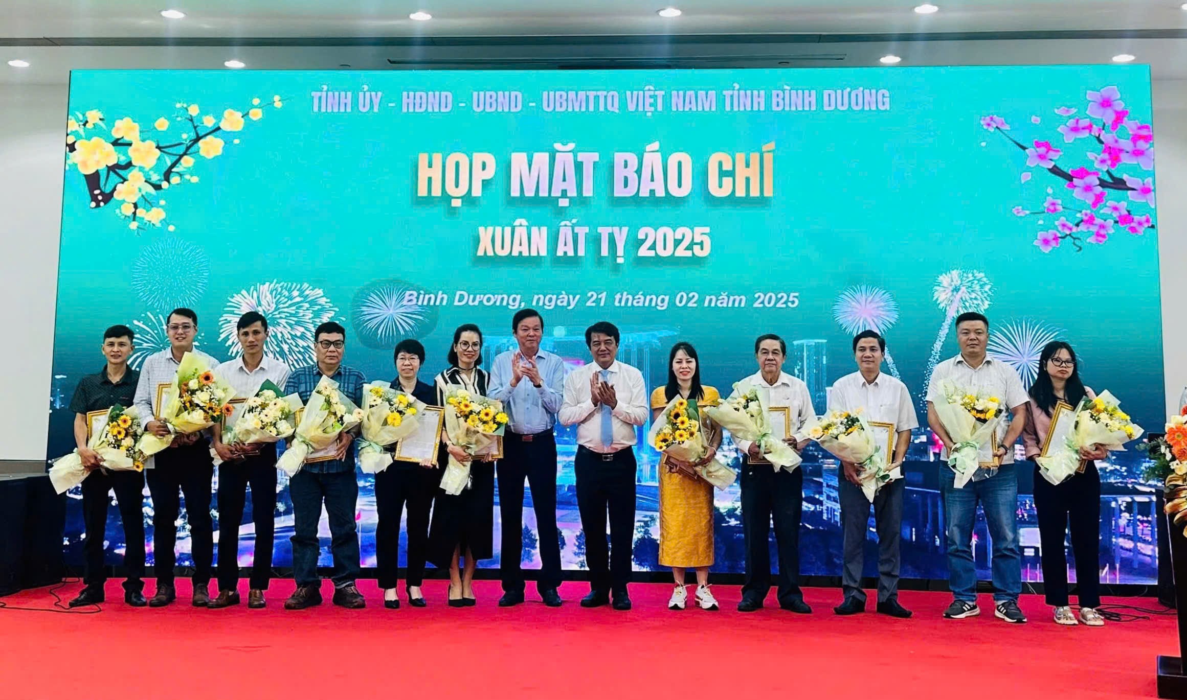 hop-mat-bao-chi-1740141096.jpg