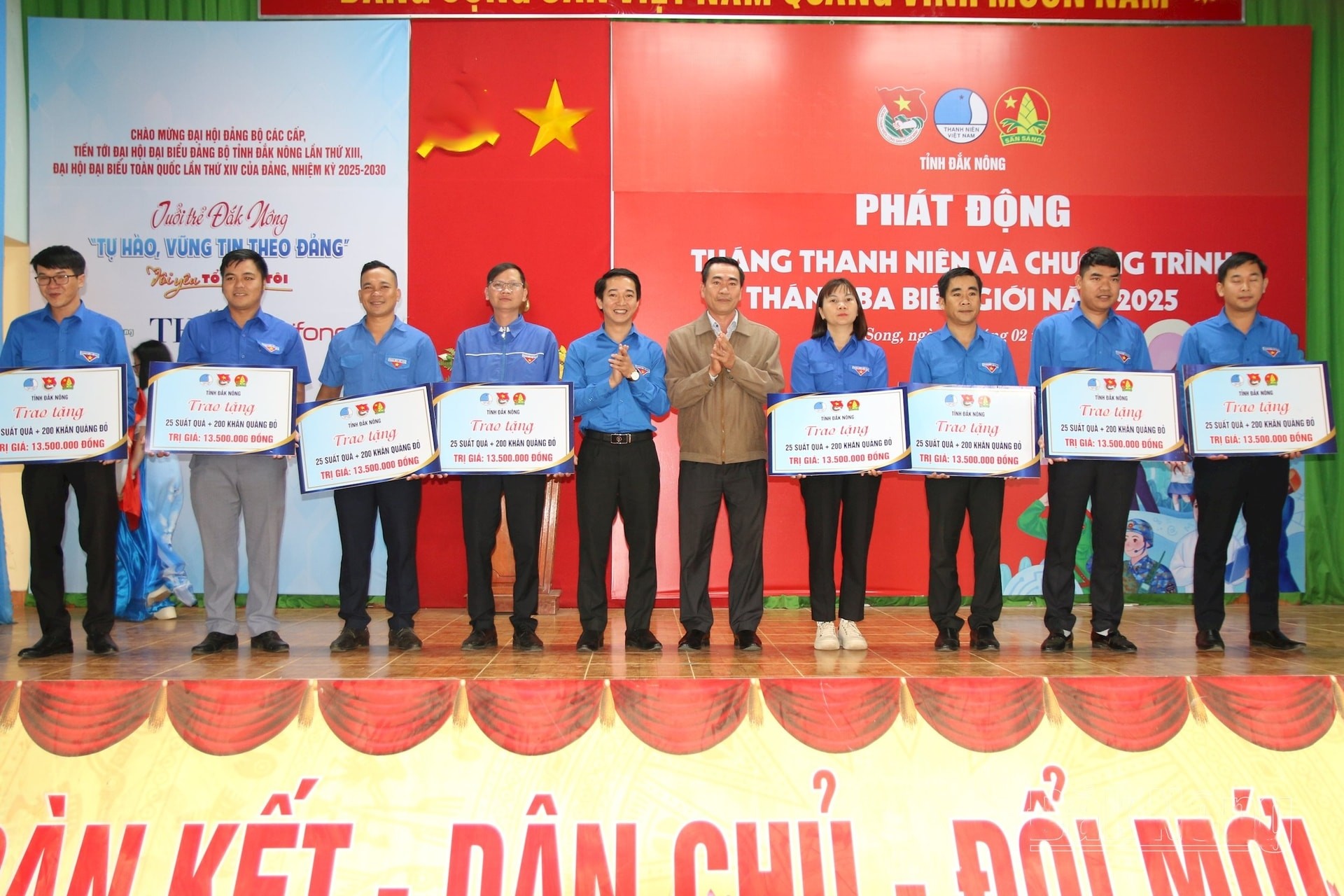 tang-bieu-trung-cac-phan-qua-cho-dai-dien-cac-huyen-thanh-doan-tren-dia-ban-tinh-dak-nong-1740590167.jpeg