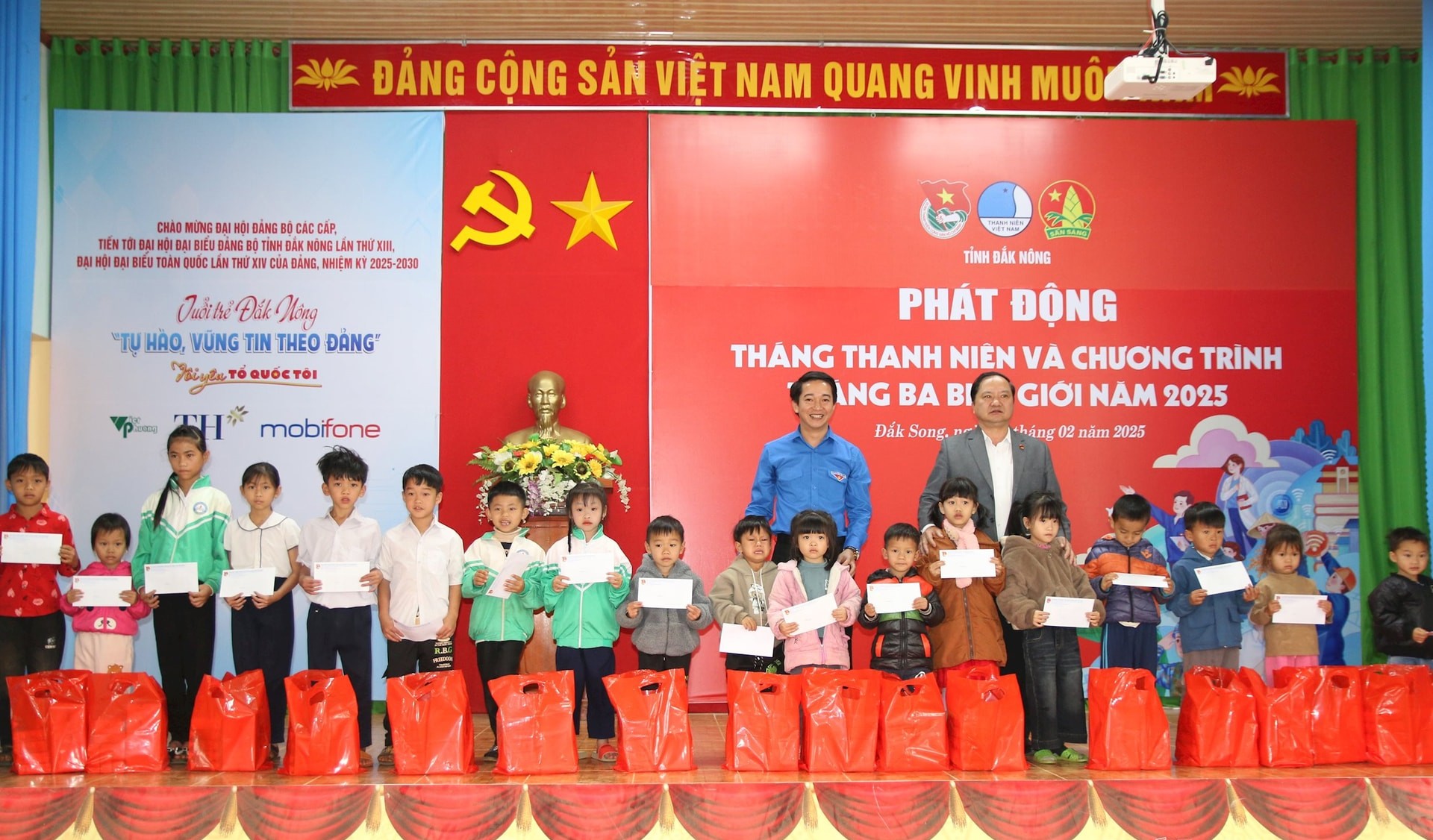 tang-qua-cho-cac-em-hoc-sinh-kho-khan-cua-xa-thuan-ha-huyen-dak-song-1740590360.jpg