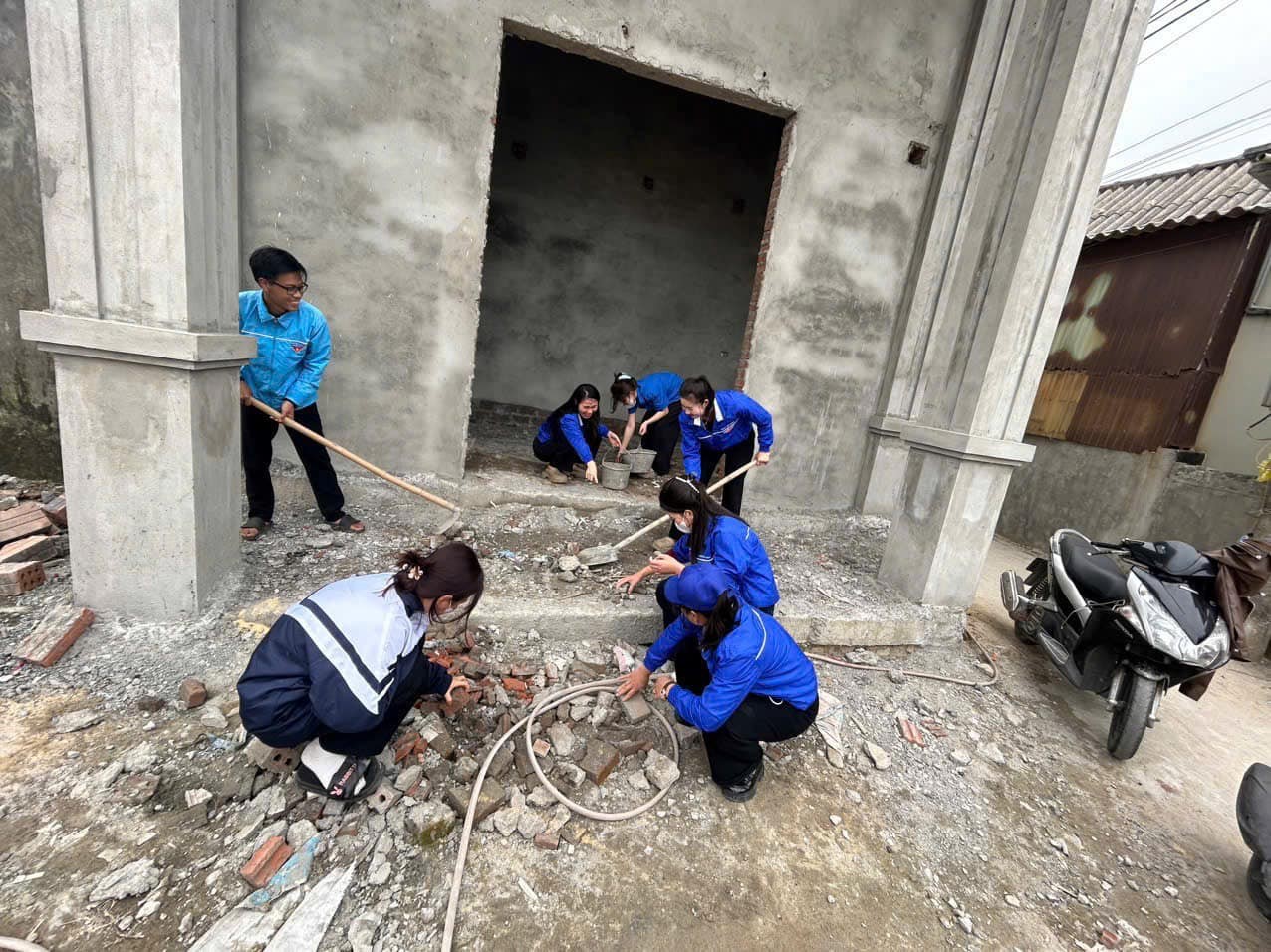doan-thanh-nien-ho-tro-xoa-nha-tam-1741008600.jpg