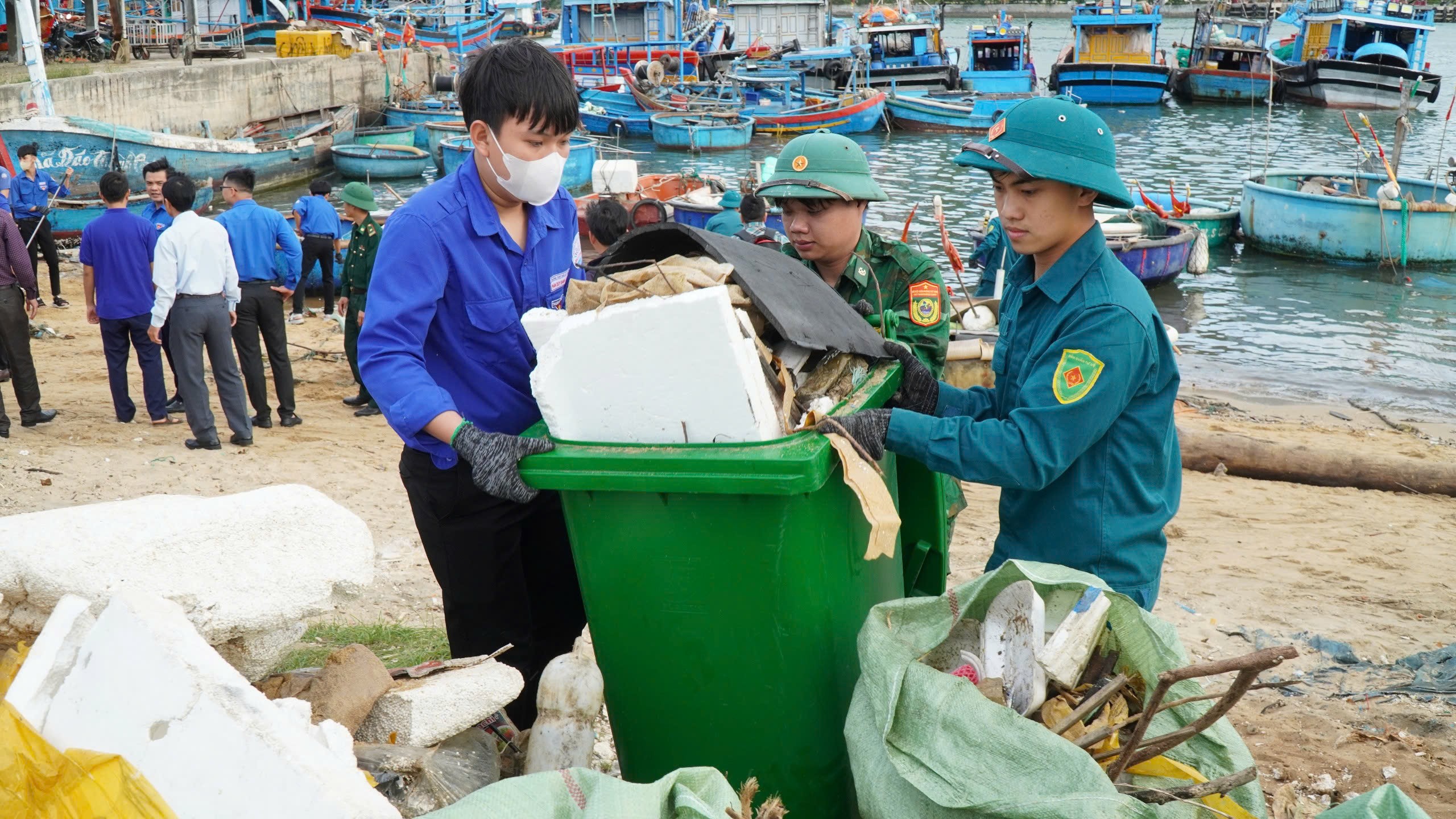 Bình Định: Đoàn viên, thanh niên cùng lực lượng biên phòng làm sạch bãi biển-2.jpg