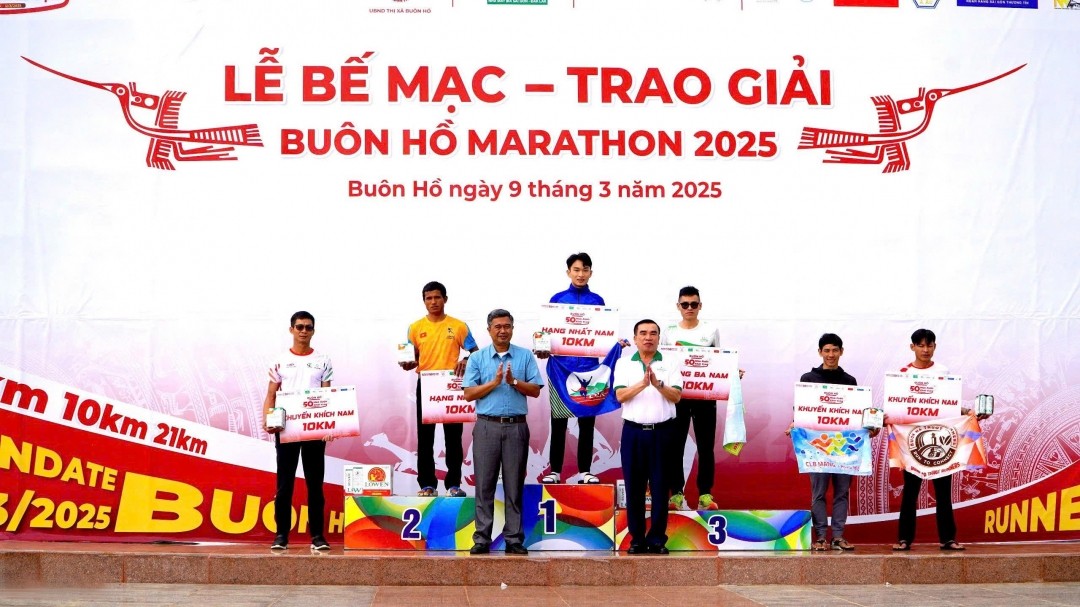 ban-to-chuc-trao-giai-cho-cac-van-dong-vien-dat-giai-o-noi-dung-10km-nam-1741542412.jpg