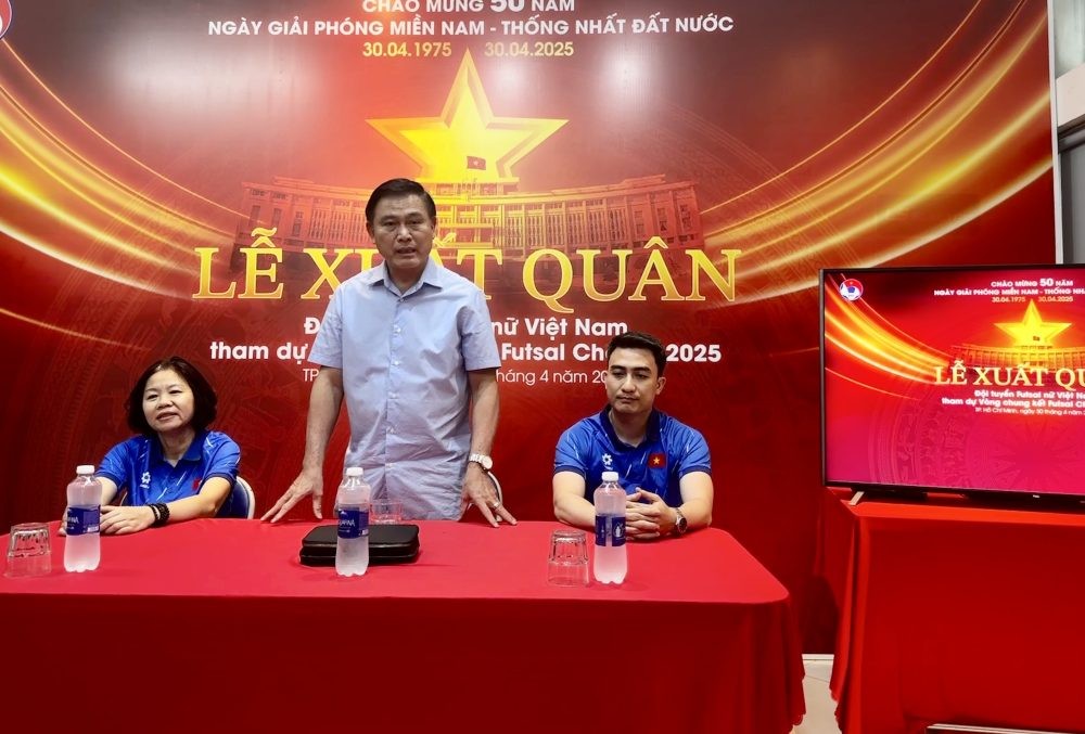 Phó Chủ tịch VFF Trần Anh Tú phát biểu động viên thầy trò HLV Nguyễn Đình Hoàng tại Lễ xuất quân