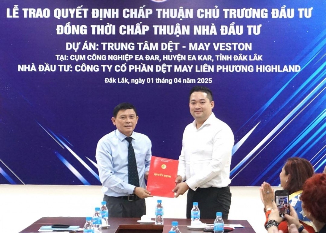 lanh-dao-ubnd-tinh-trao-quyet-dinh-chu-truong-dau-tu-cho-du-an-trung-tam-det-may-veston-cum-cong-nghiep-ea-dar-huyen-ea-kar-1746465666.jpeg
