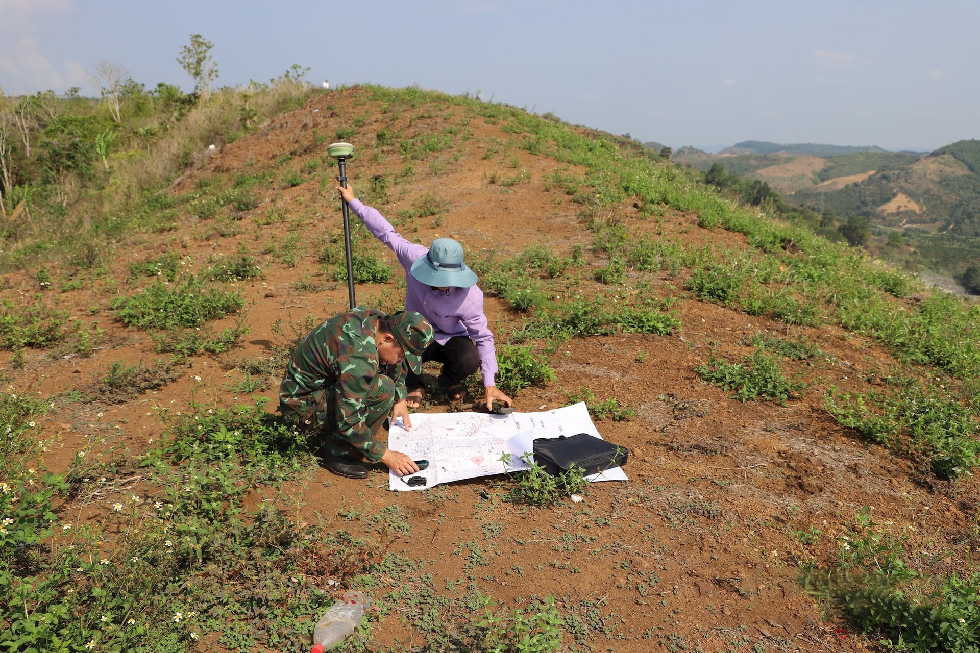 can-bo-bo-chi-huy-quan-su-tinh-dak-nong-kiem-tra-thuc-dia-ra-soat-dat-va-cong-trinh-lien-quan-den-quoc-phong-trong-khu-vuc-khoanh-vung-di-tich-1746678882.jpg