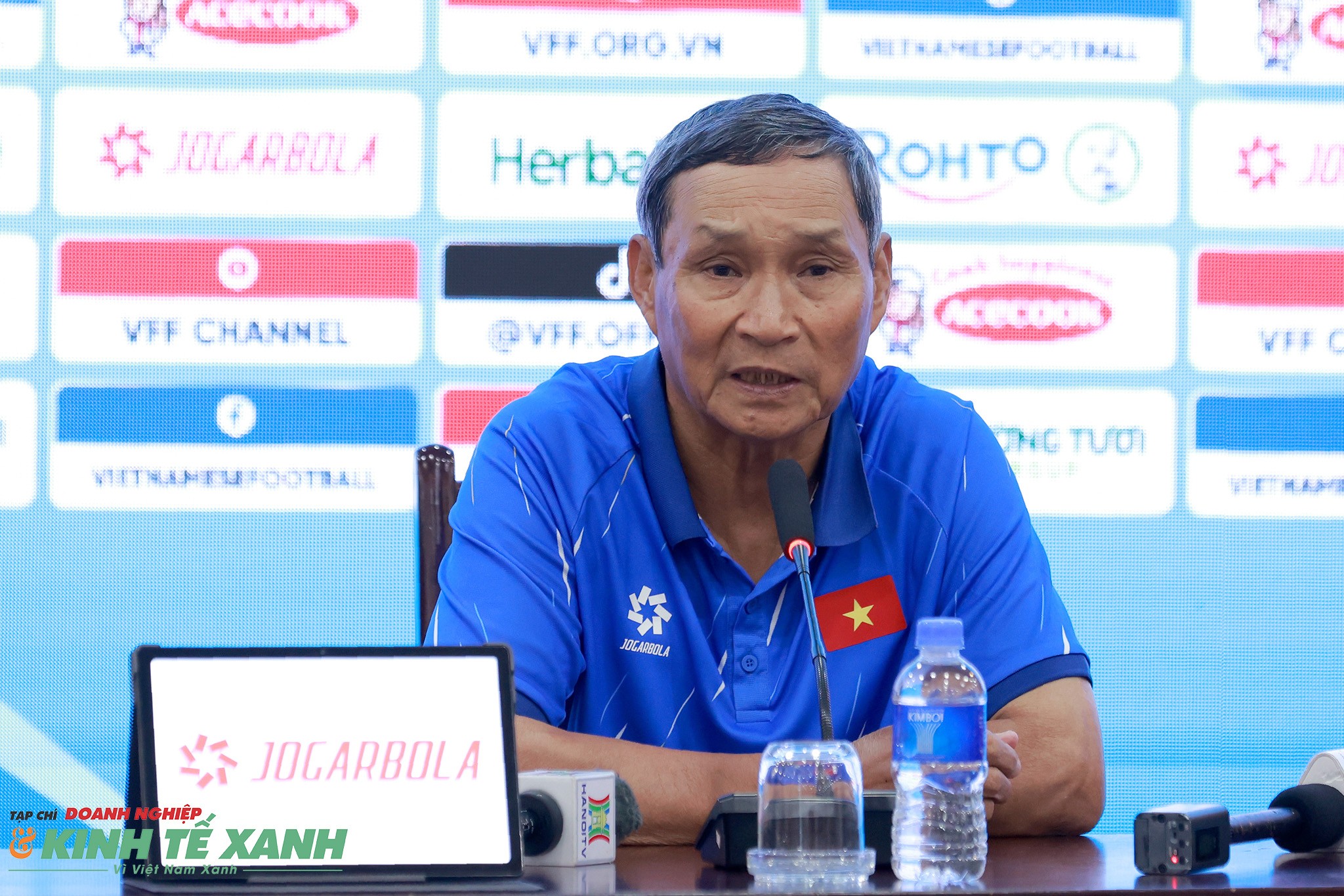 HLV Mai Đức Chung trả lời các câu hỏi của giới truyền thông trong buổi họp báo trước trận đấu