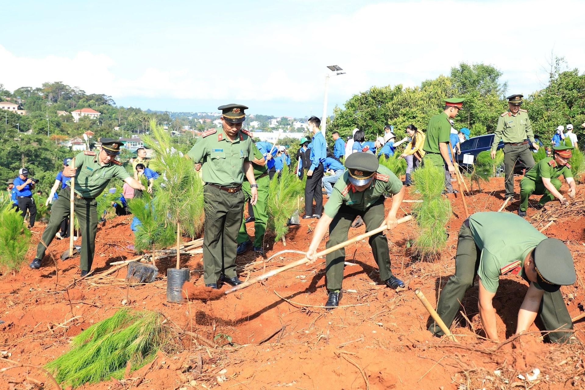 dong-dao-can-bo-chien-si-luc-luong-cong-an-dak-nong-trong-cay-huong-ung-1747650230.jpeg