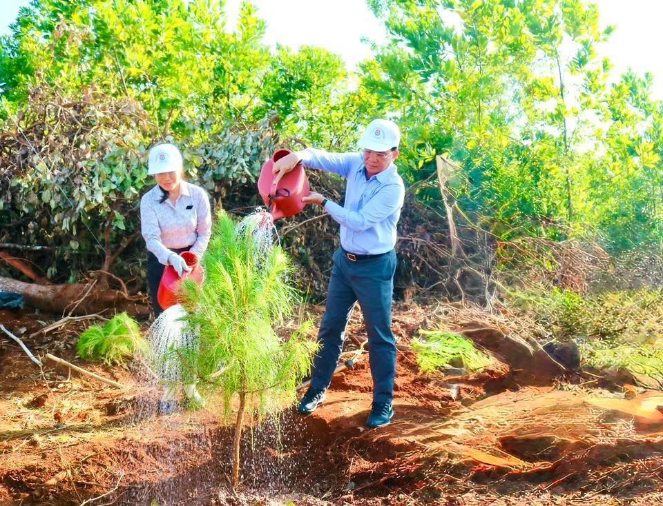 pho-bi-thu-tinh-uy-chu-tich-ubnd-tinh-dak-nong-ho-van-muoi-va-uvbtv-tinh-uy-chu-tich-uy-ban-mttq-viet-nam-tinh-ha-thi-hanh-tham-gia-trong-cay-tai-le-phat-dong-1747650174.jpg